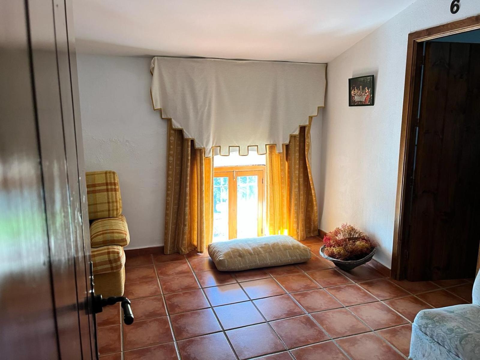 Six-Bedroom House photo 2