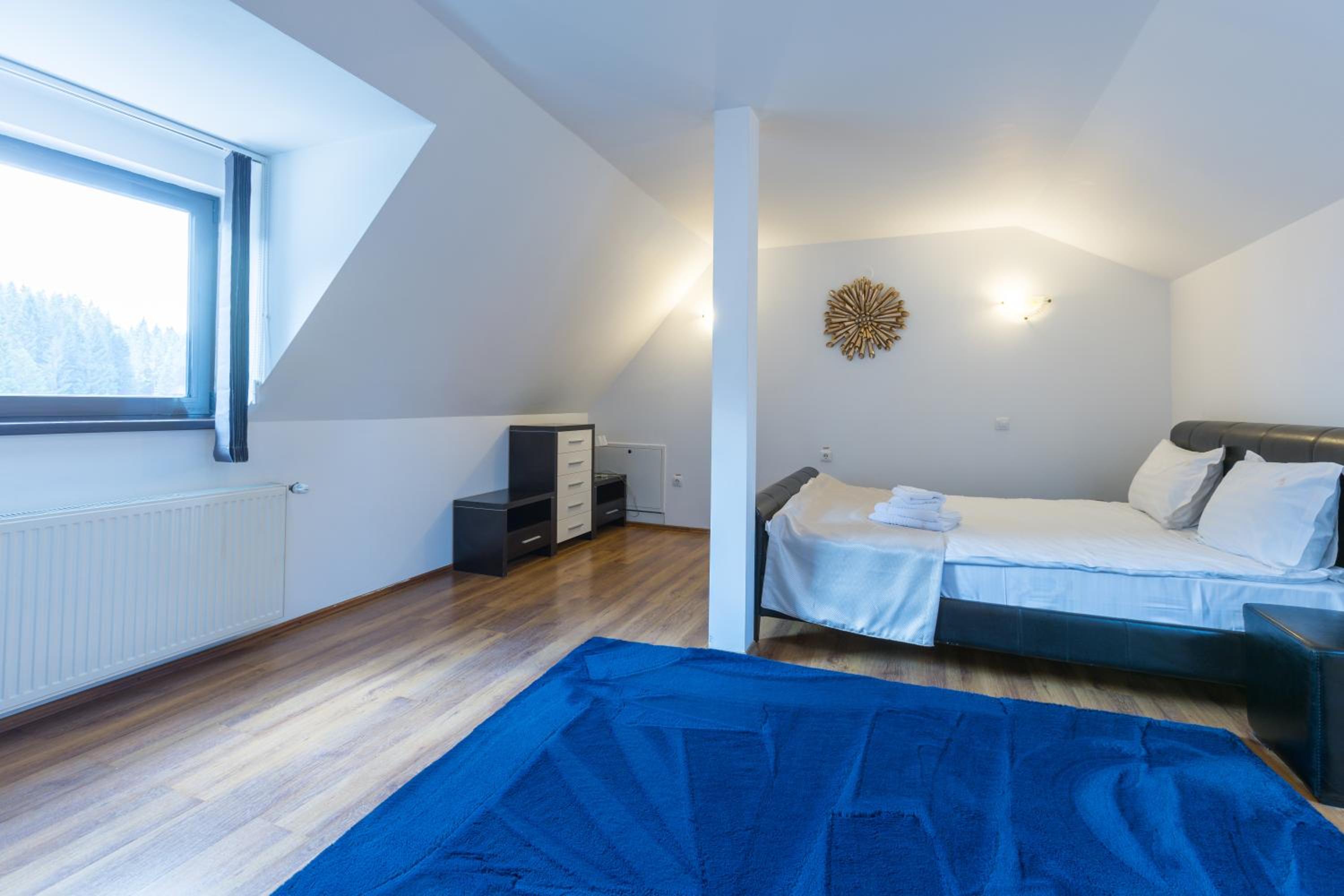 Apartment with Mountain View - Photo 4
