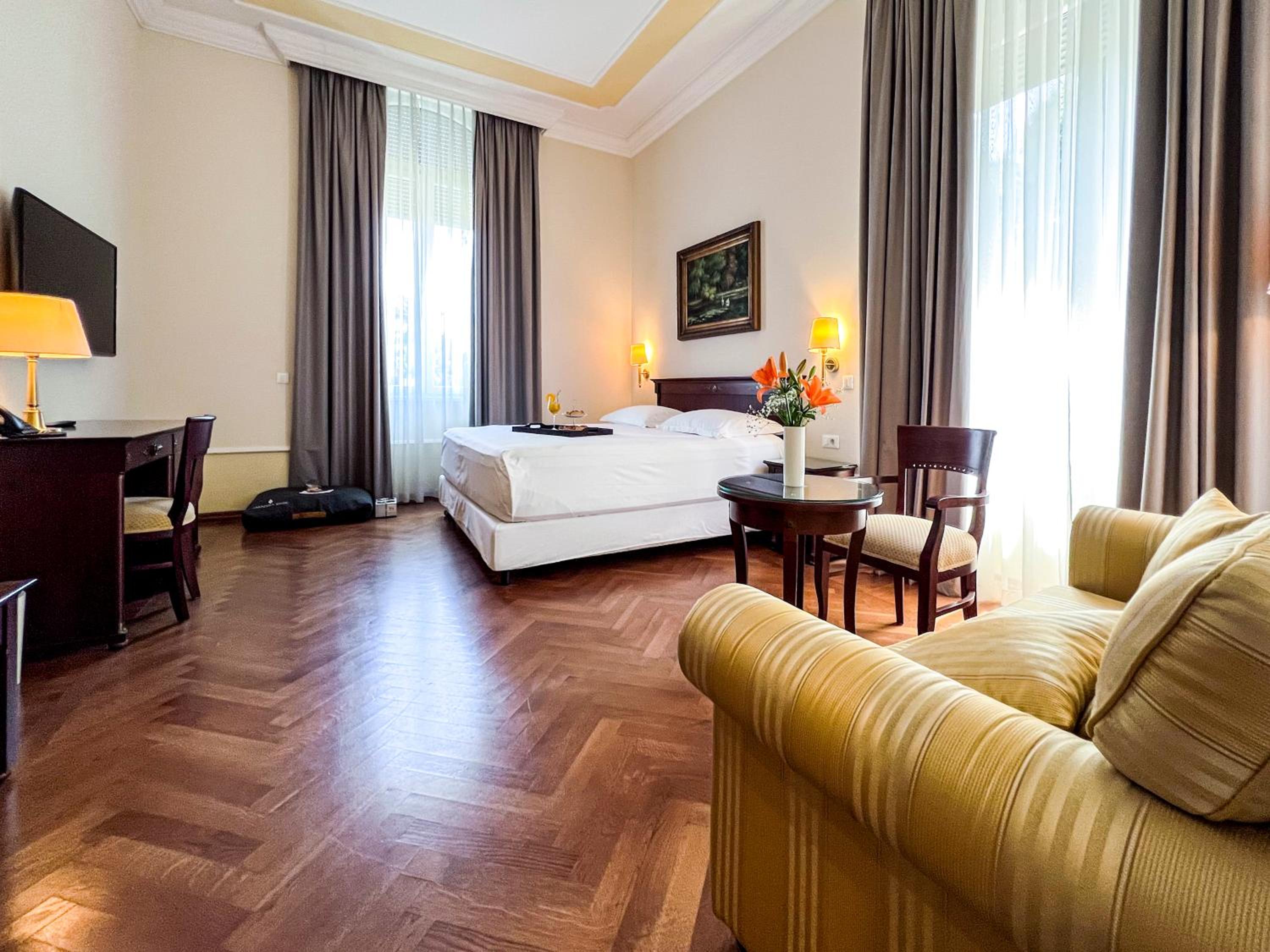 Family Room with City View photo 3