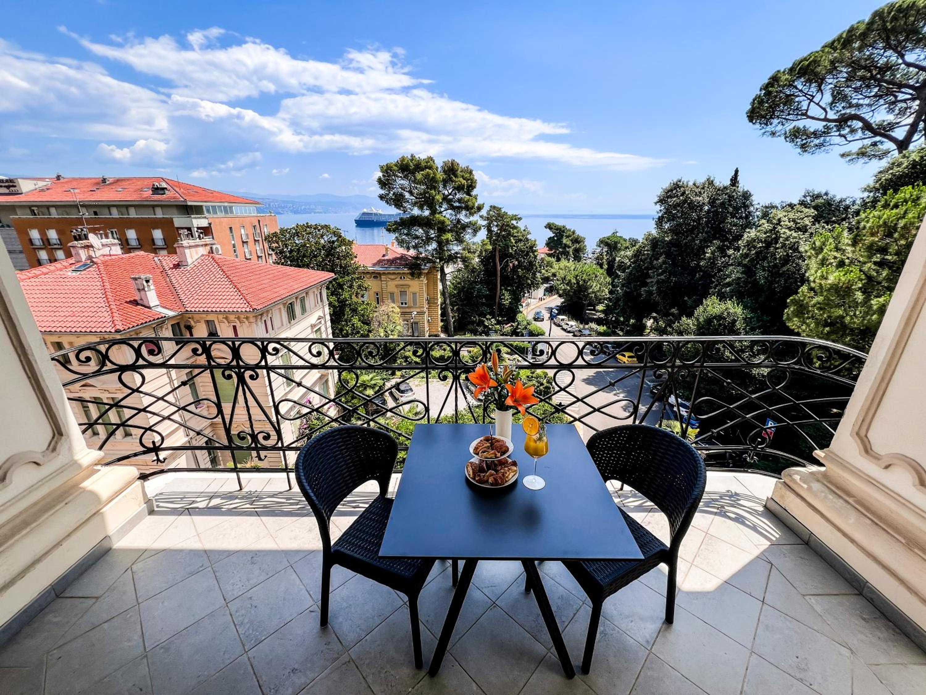 Family Room with Sea View and Balcony photo 3