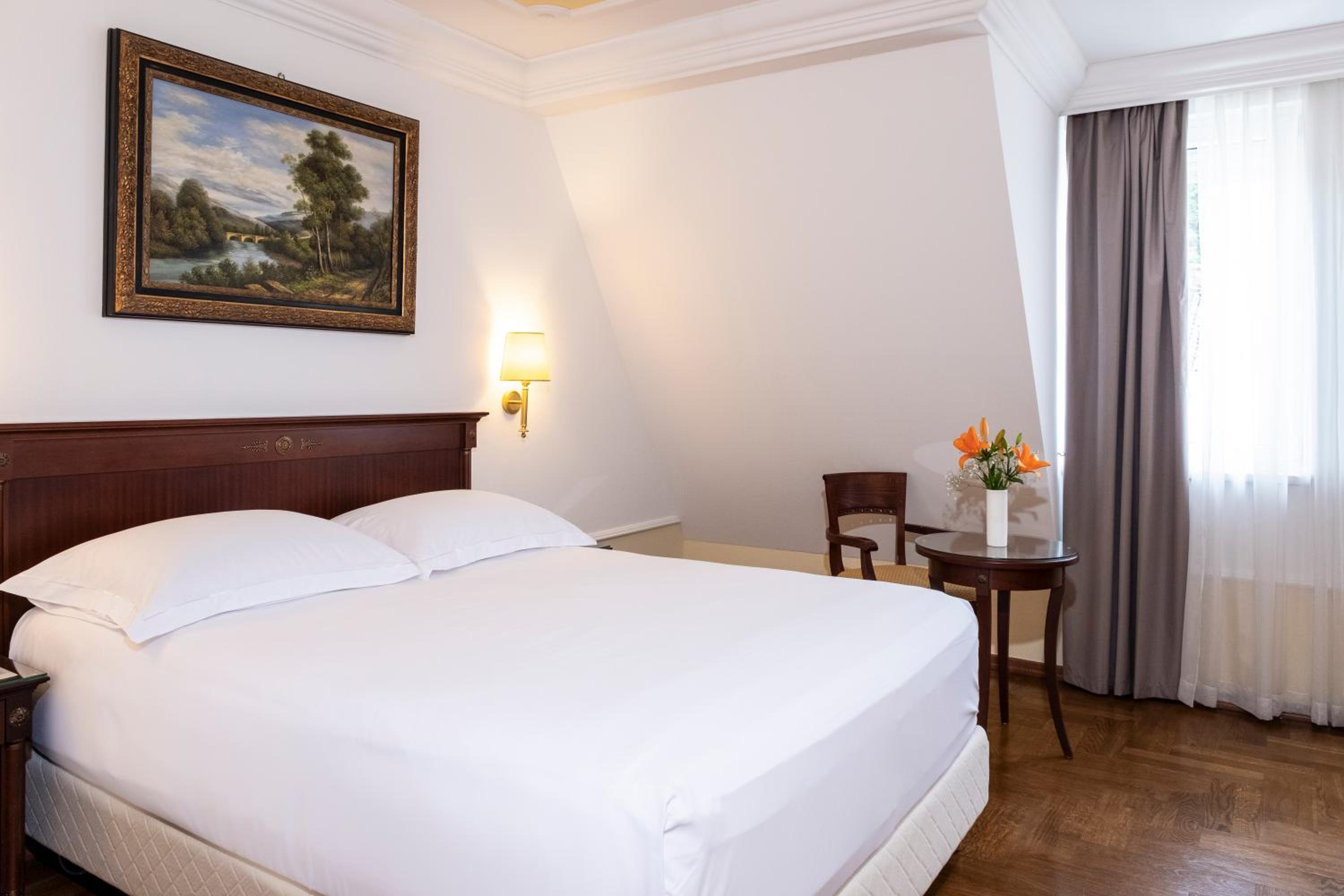 Standard Double or Twin Room with City View - Photo 3