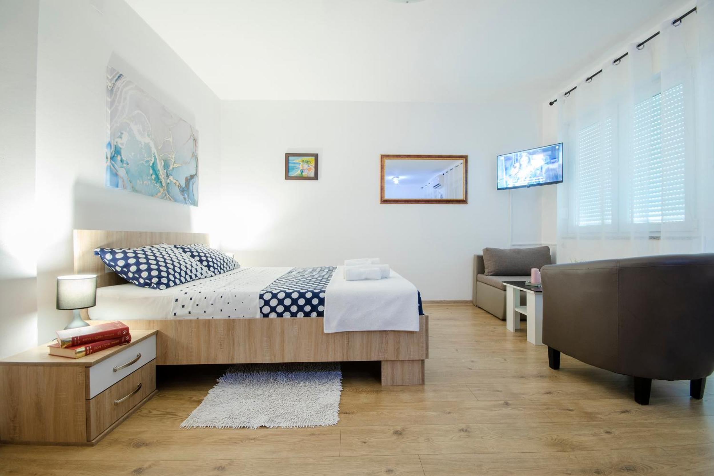 One-Bedroom Apartment photo 2