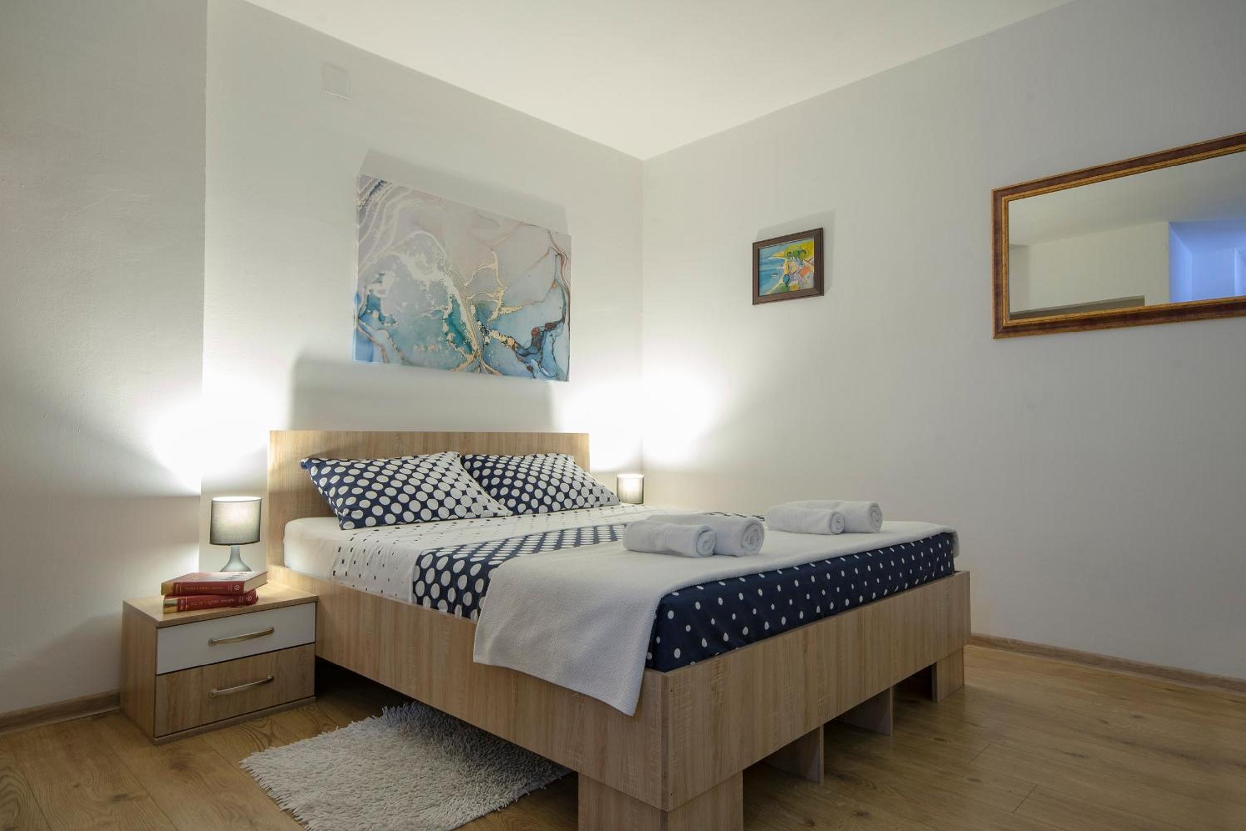 One-Bedroom Apartment photo 1