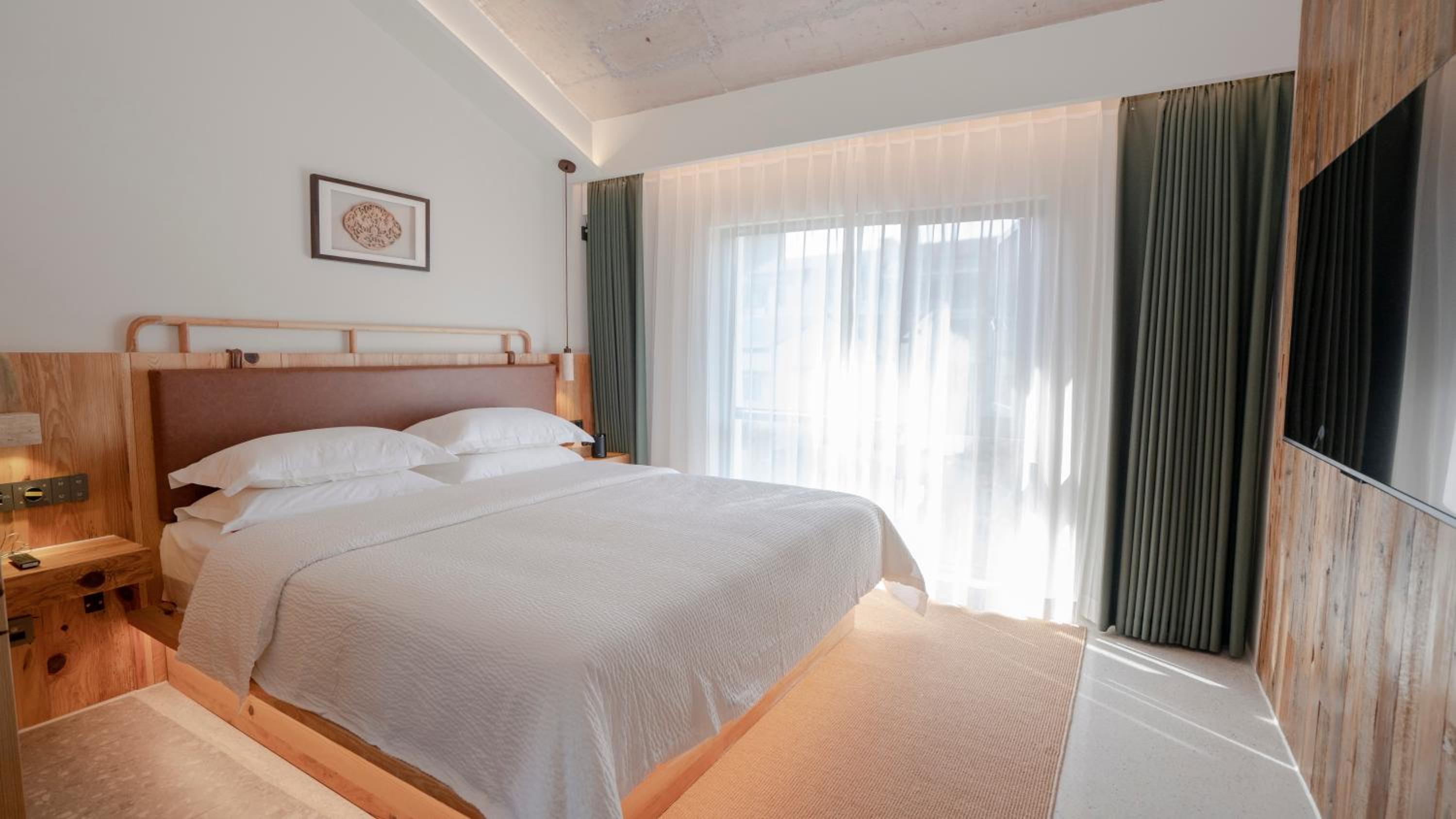 Suite with Mountain View