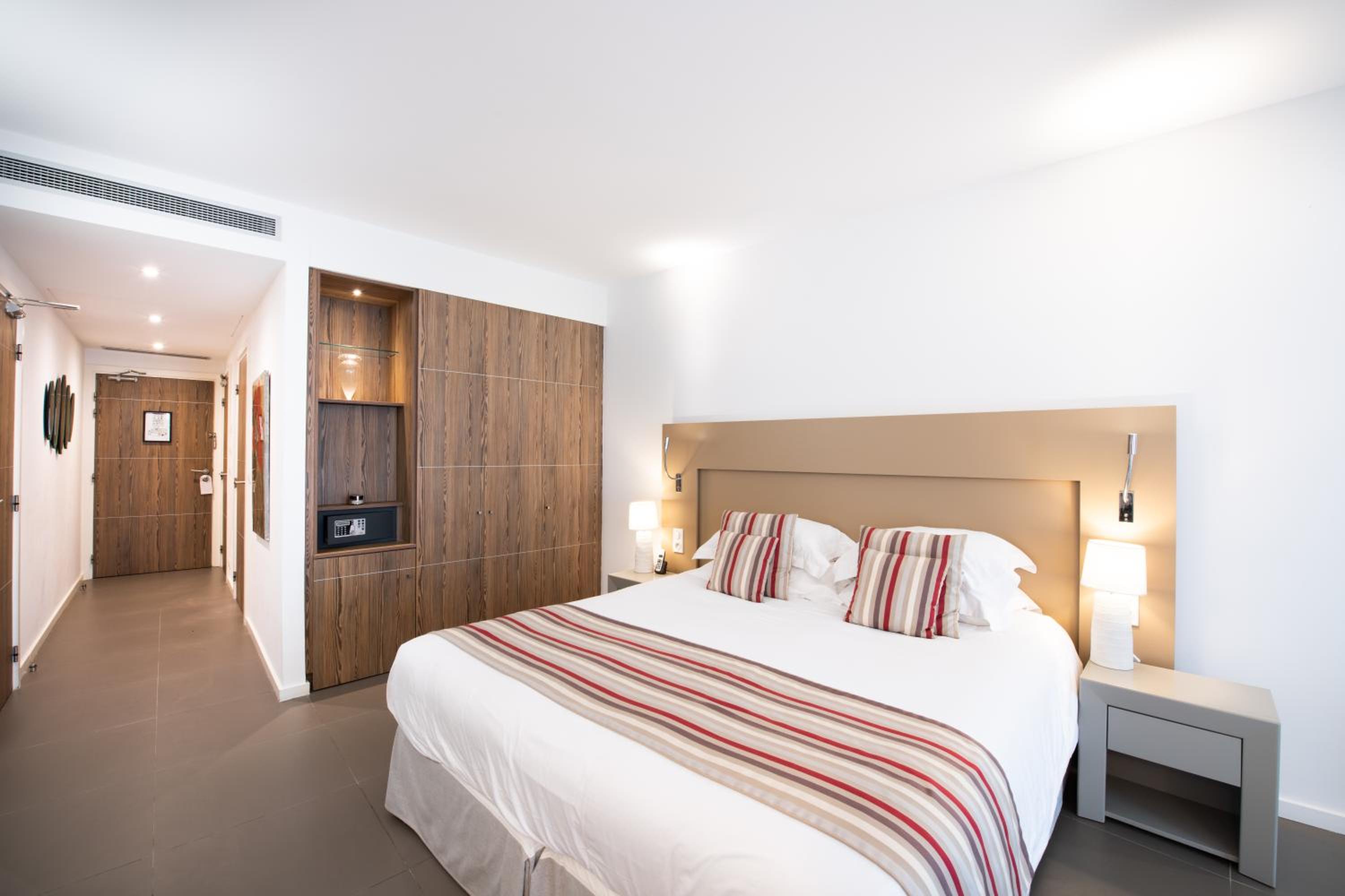 Deluxe Room - Photo 5