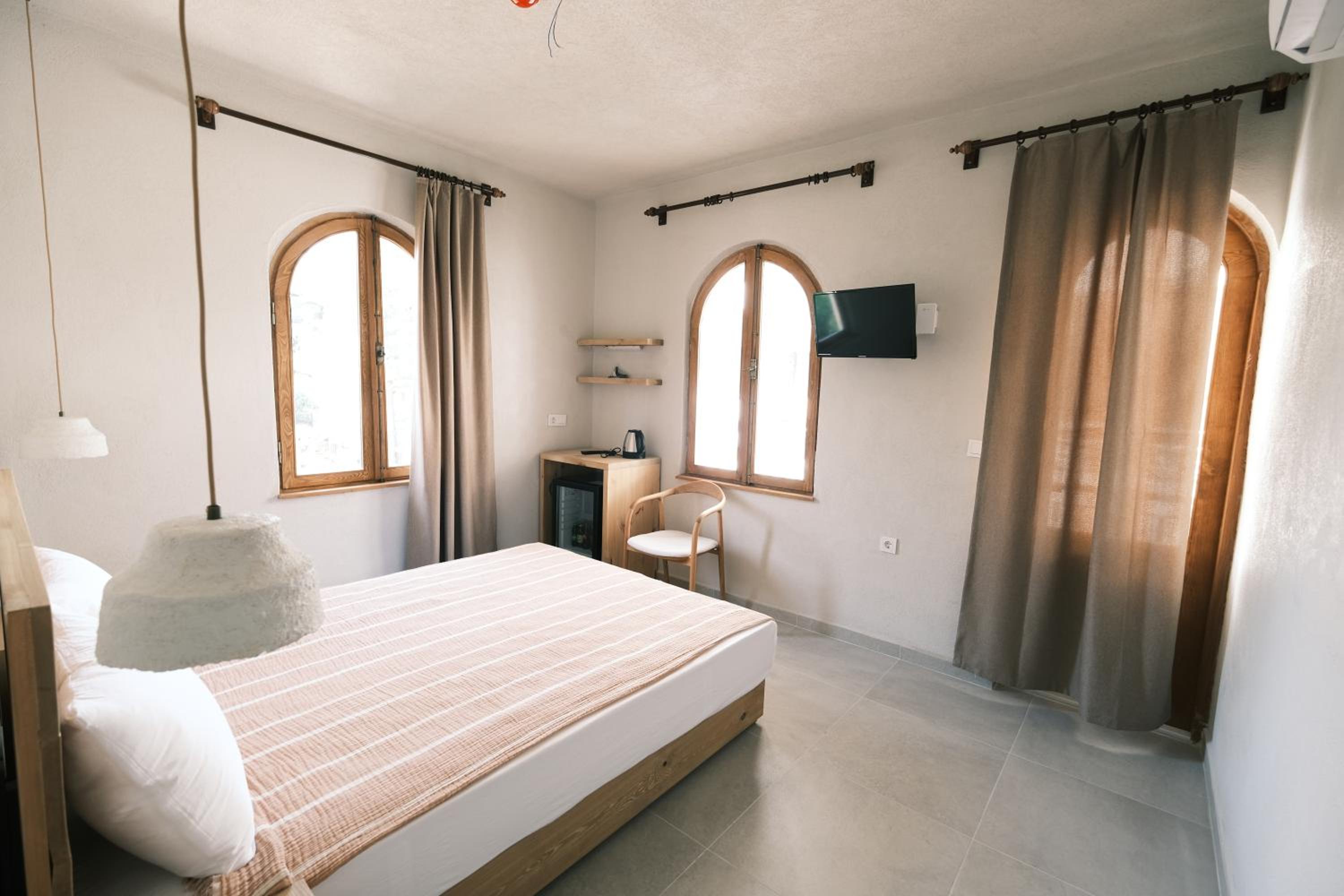 Queen Room with Balcony - Photo 2