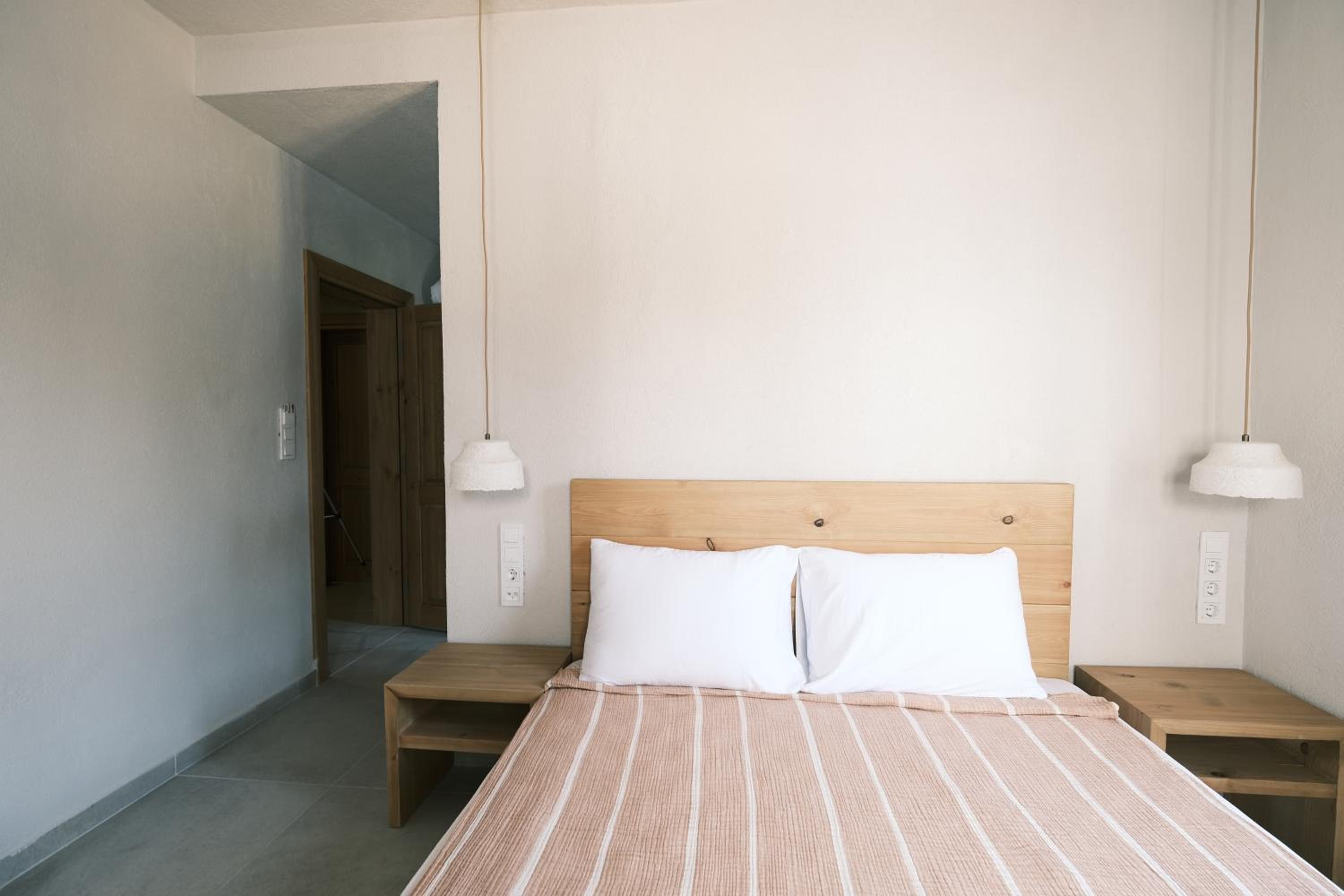 Queen Room with Balcony - Photo 1