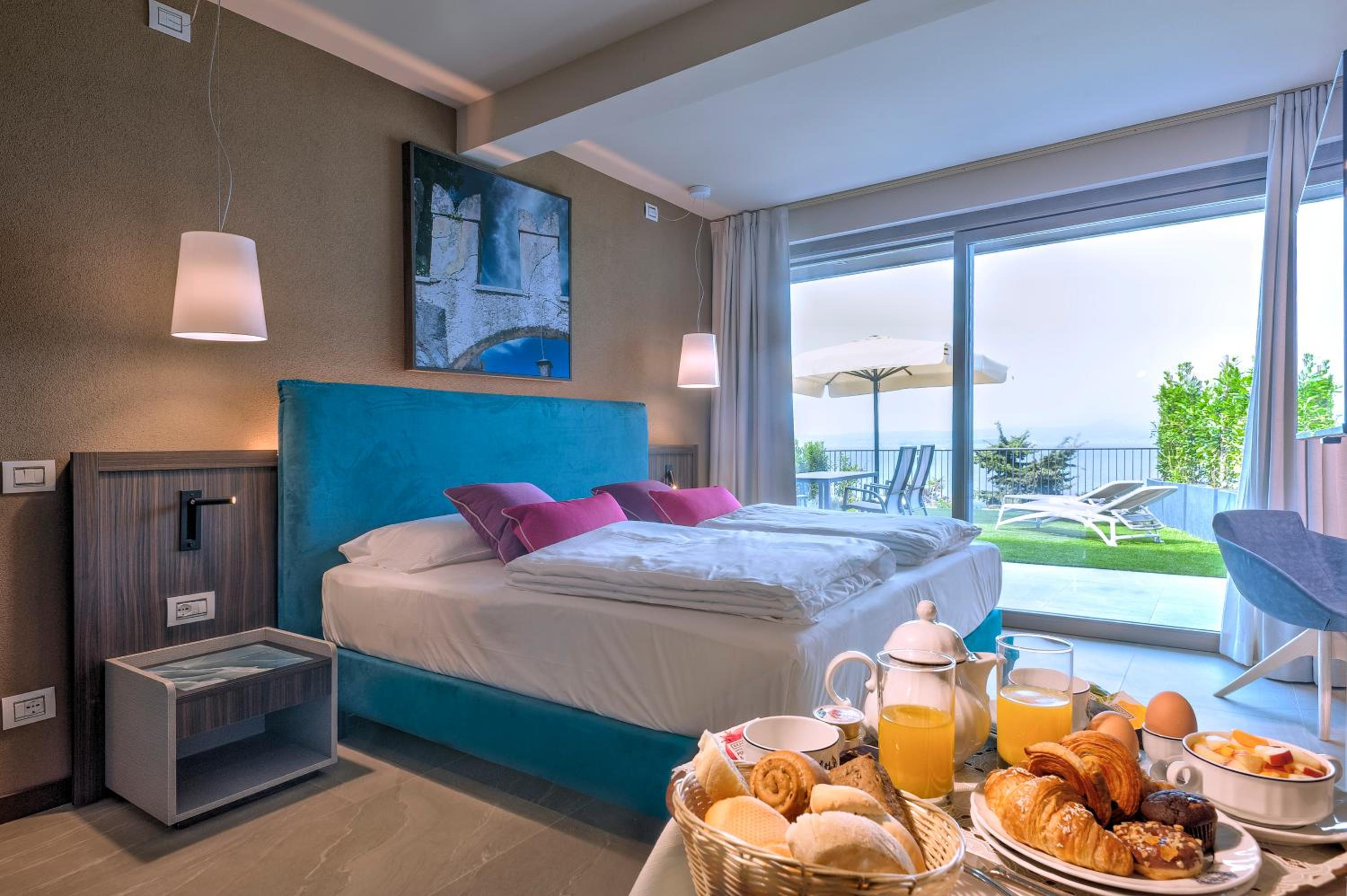 Suite with Terrace and Lake View