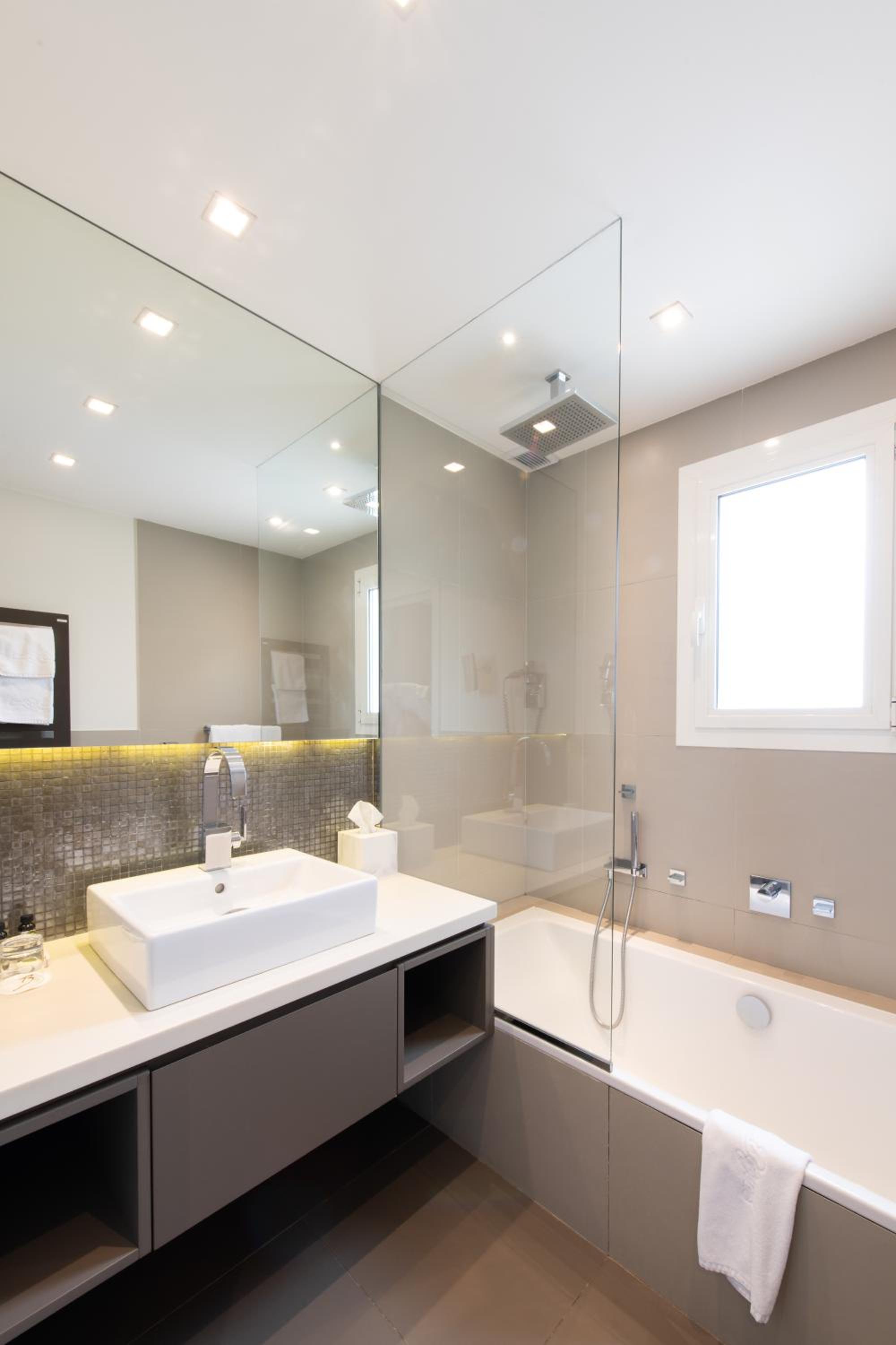 Deluxe Room with Terrace - Photo 17