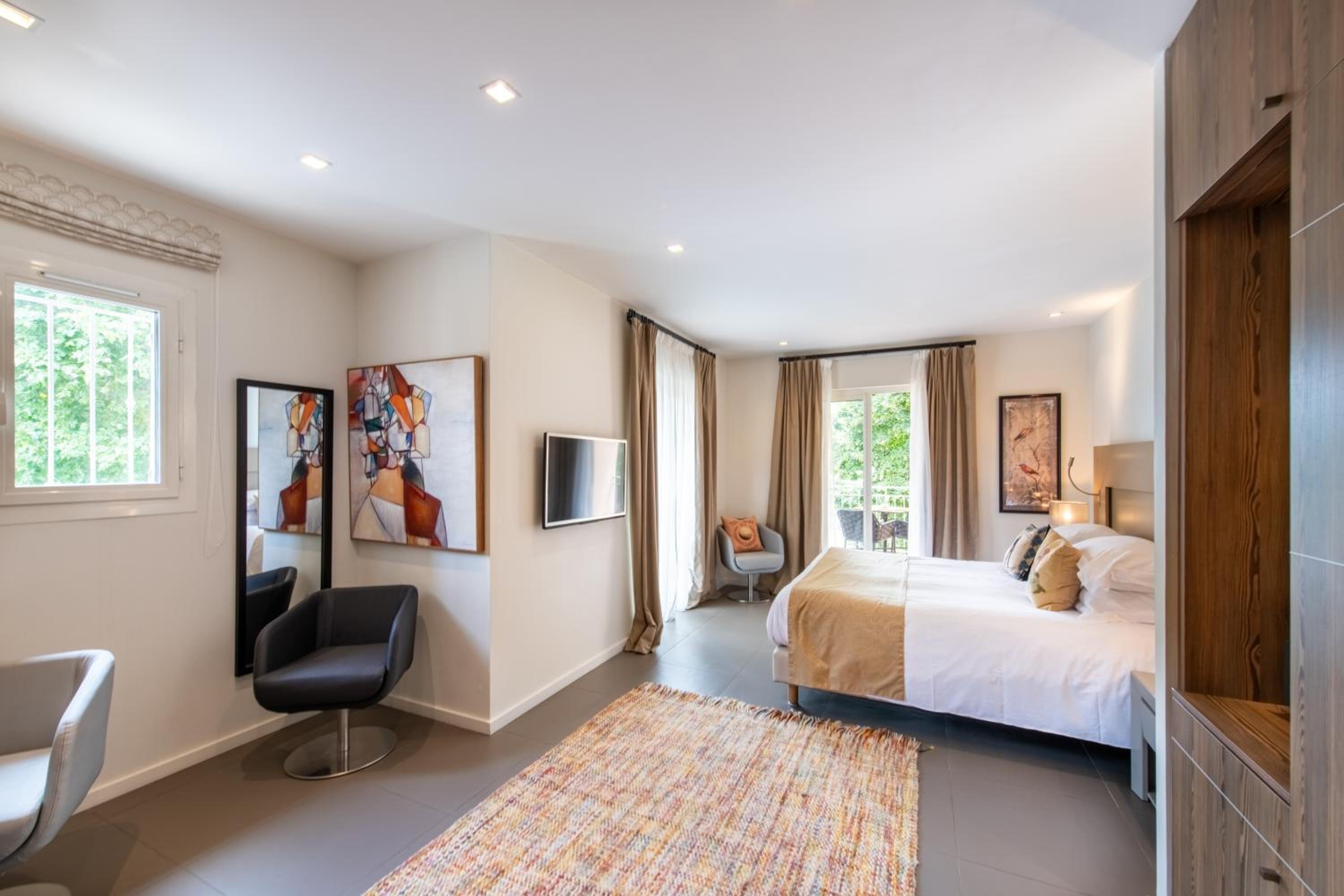 Deluxe Room with Terrace - Photo 13