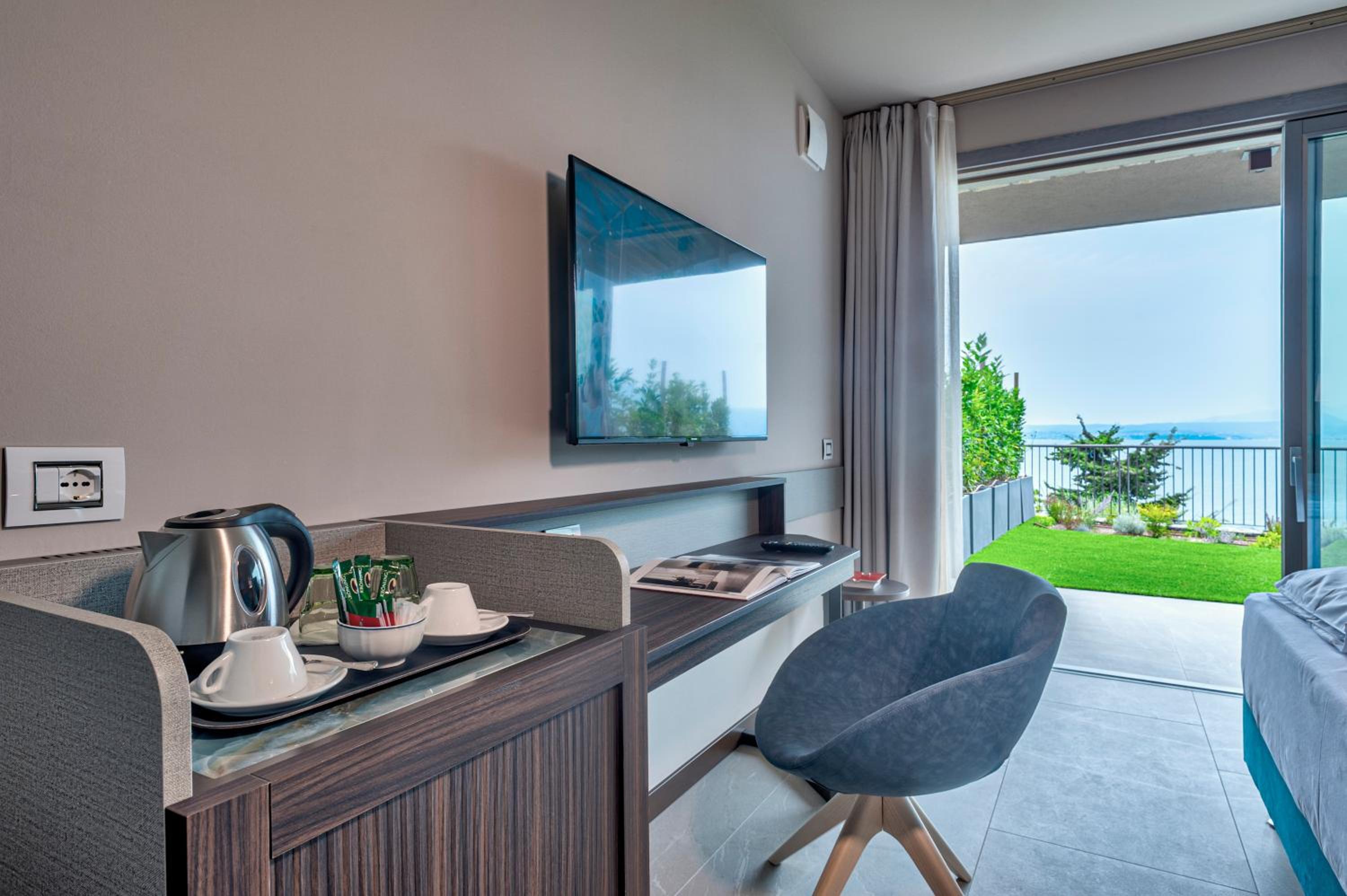 Deluxe Double Room with Terrace and Lake View