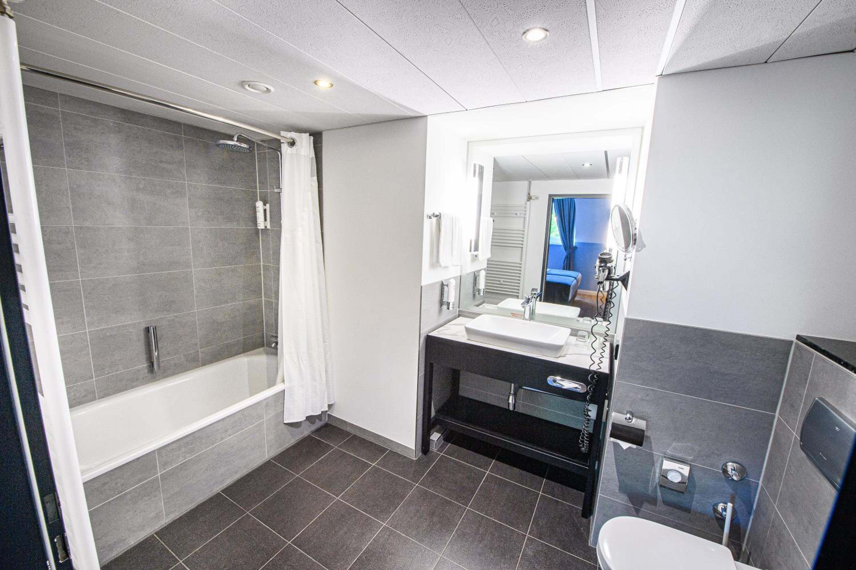 Executive Suite - Photo 9