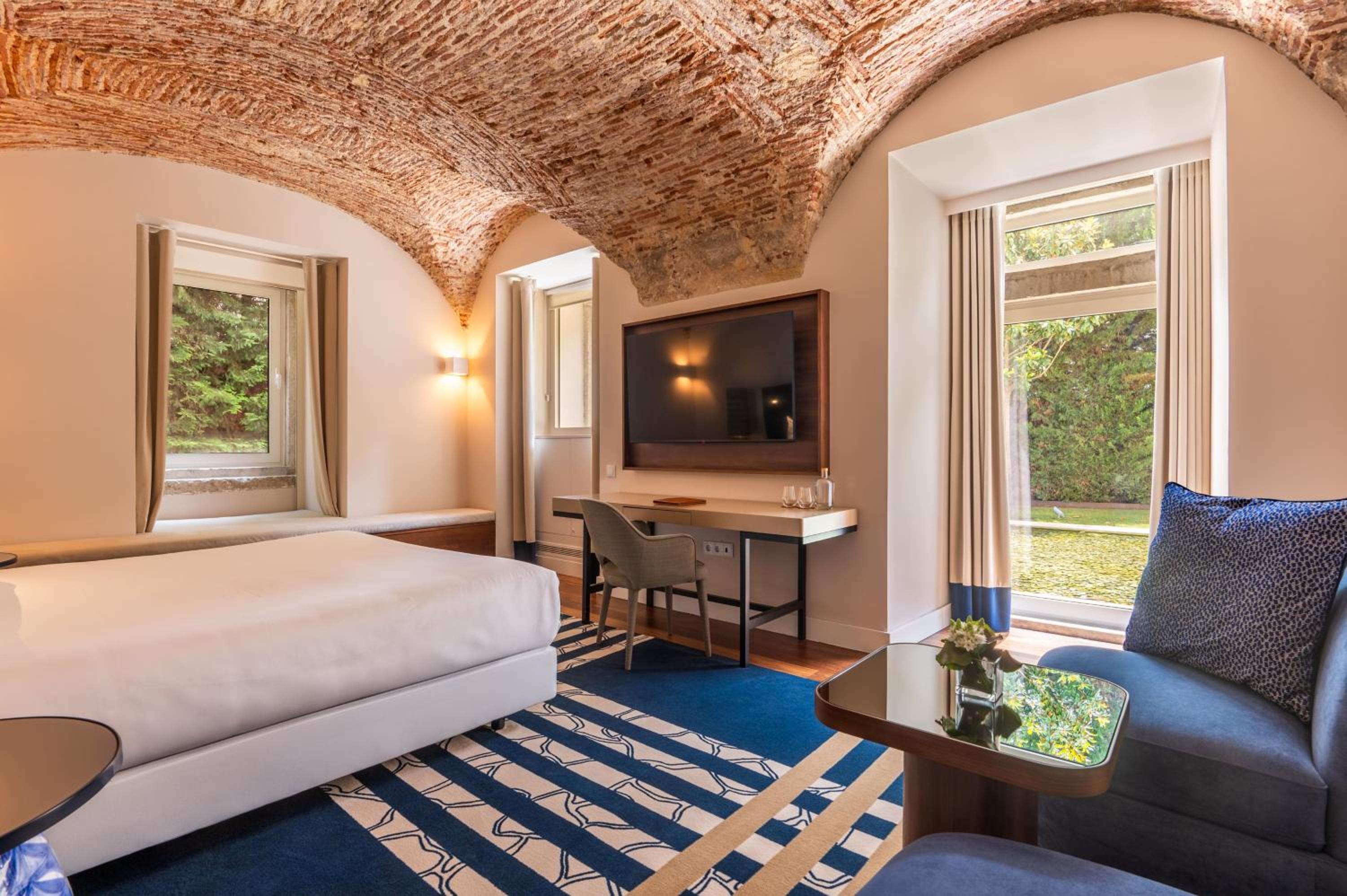 King Suite with Pool View photo 2