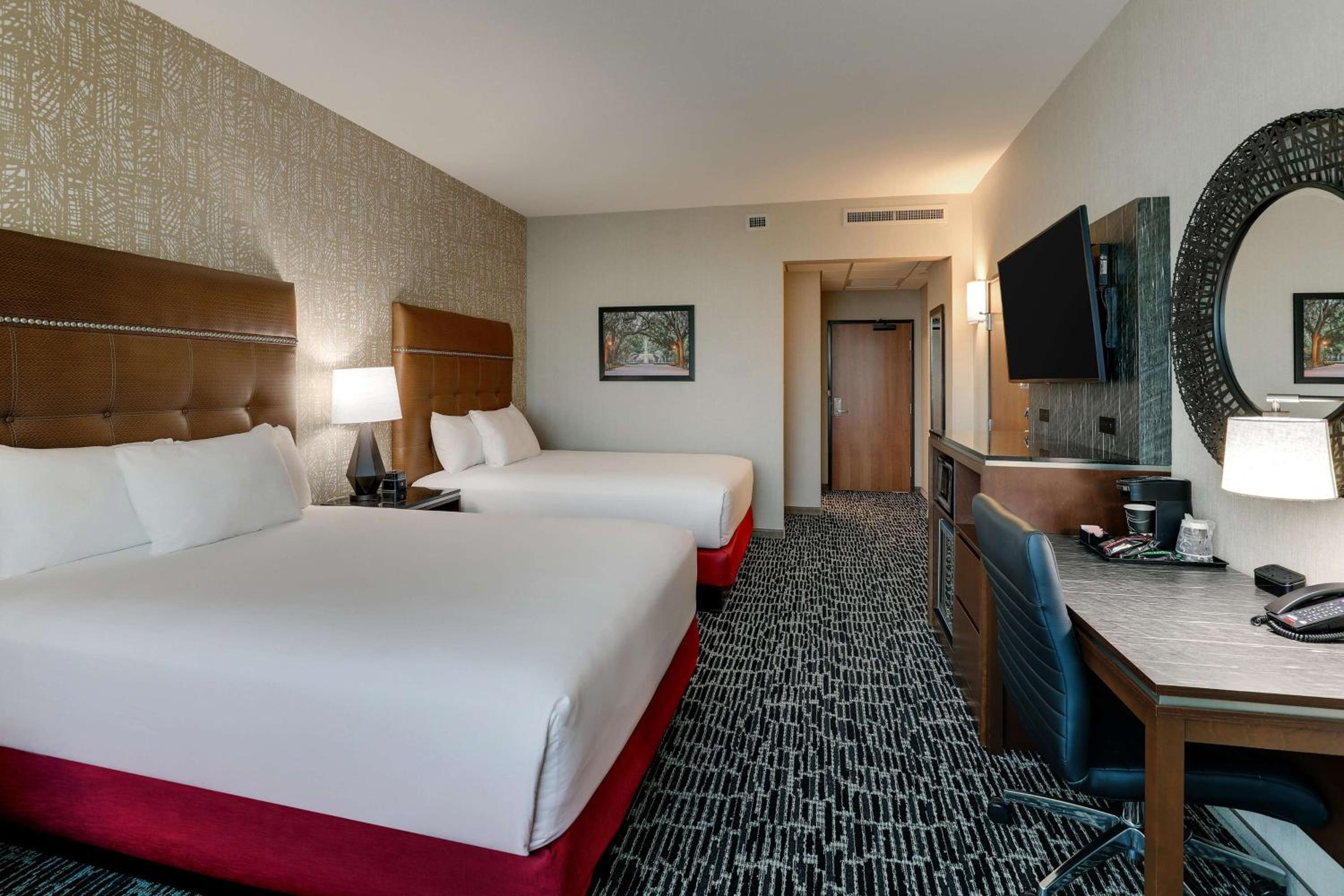Upper Floor Deluxe Queen Room with Two Queen Beds photo 3