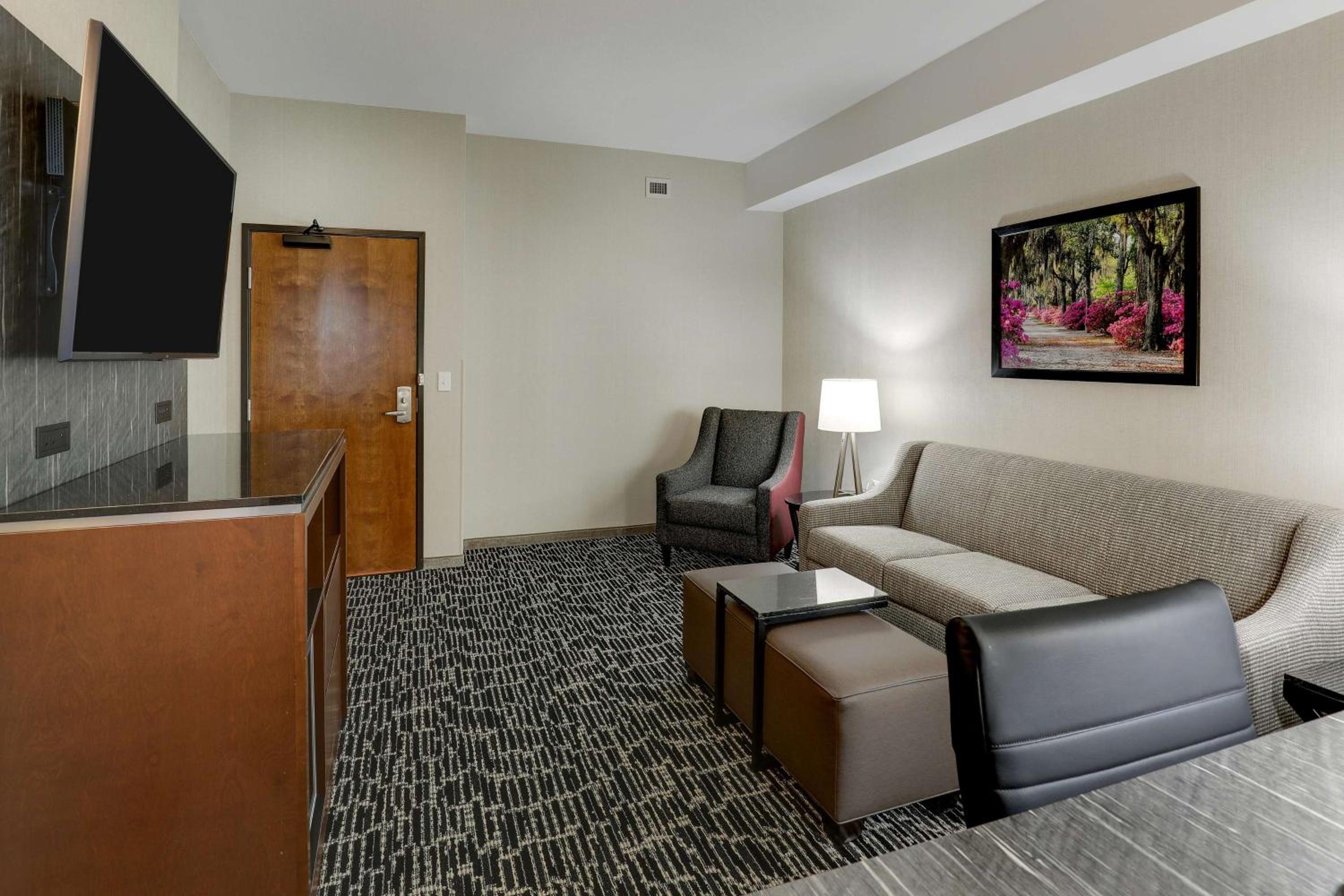 Upper Floor King Suite with Sofa Bed photo 2