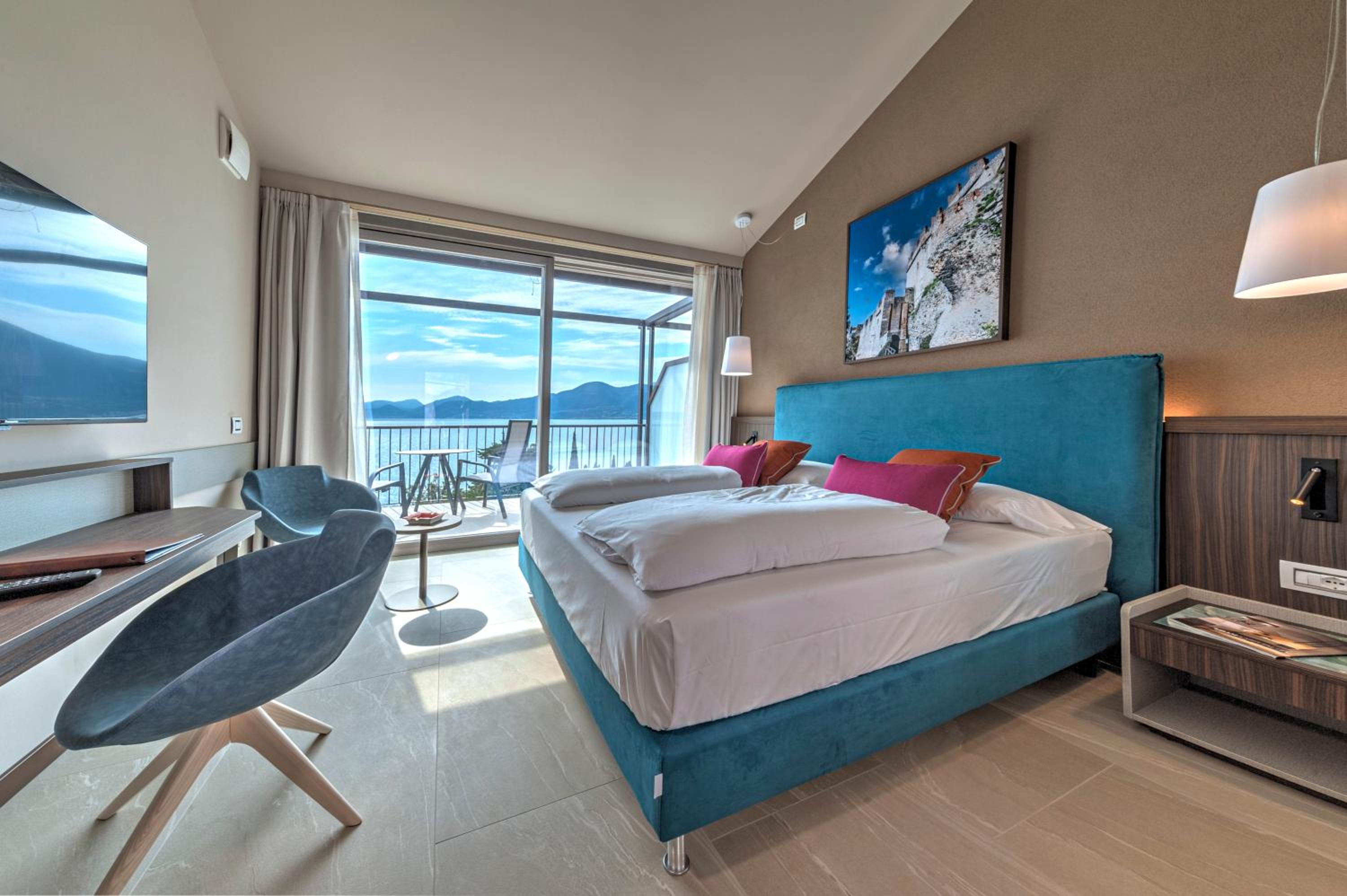 Double Room with Balcony and Lake View