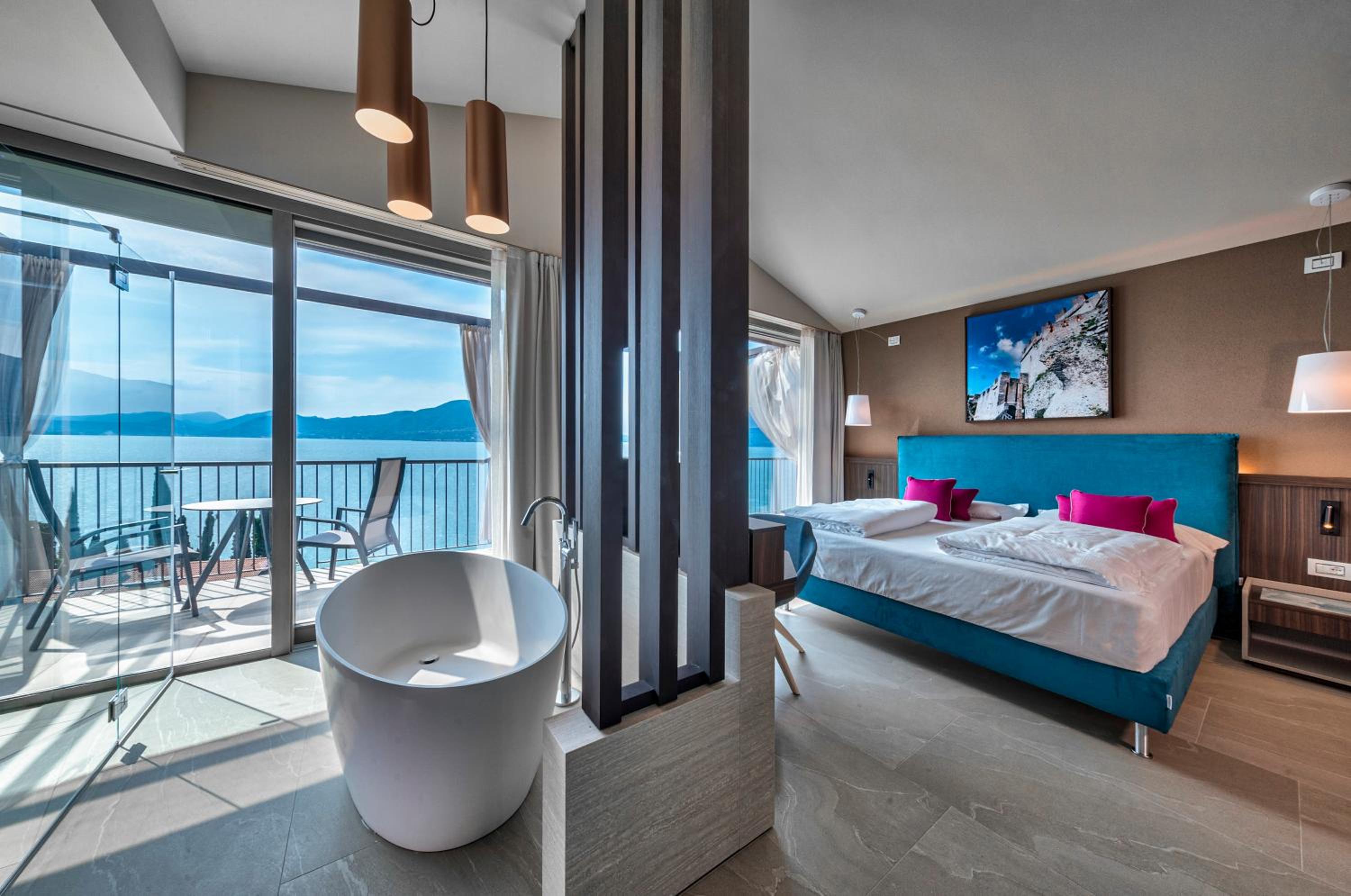Large Double Room with Balcony and Lake View