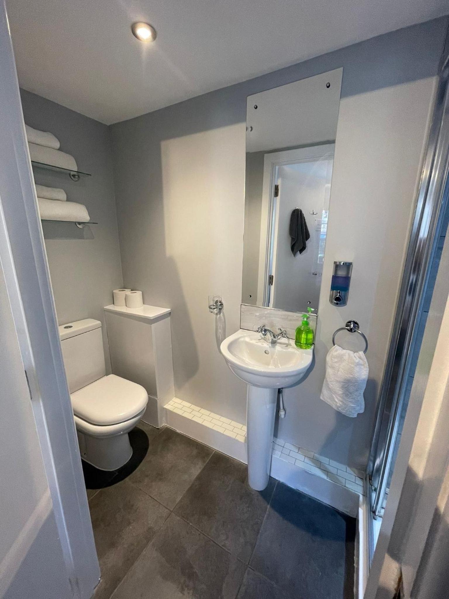 Twin Room with Shower photo 3