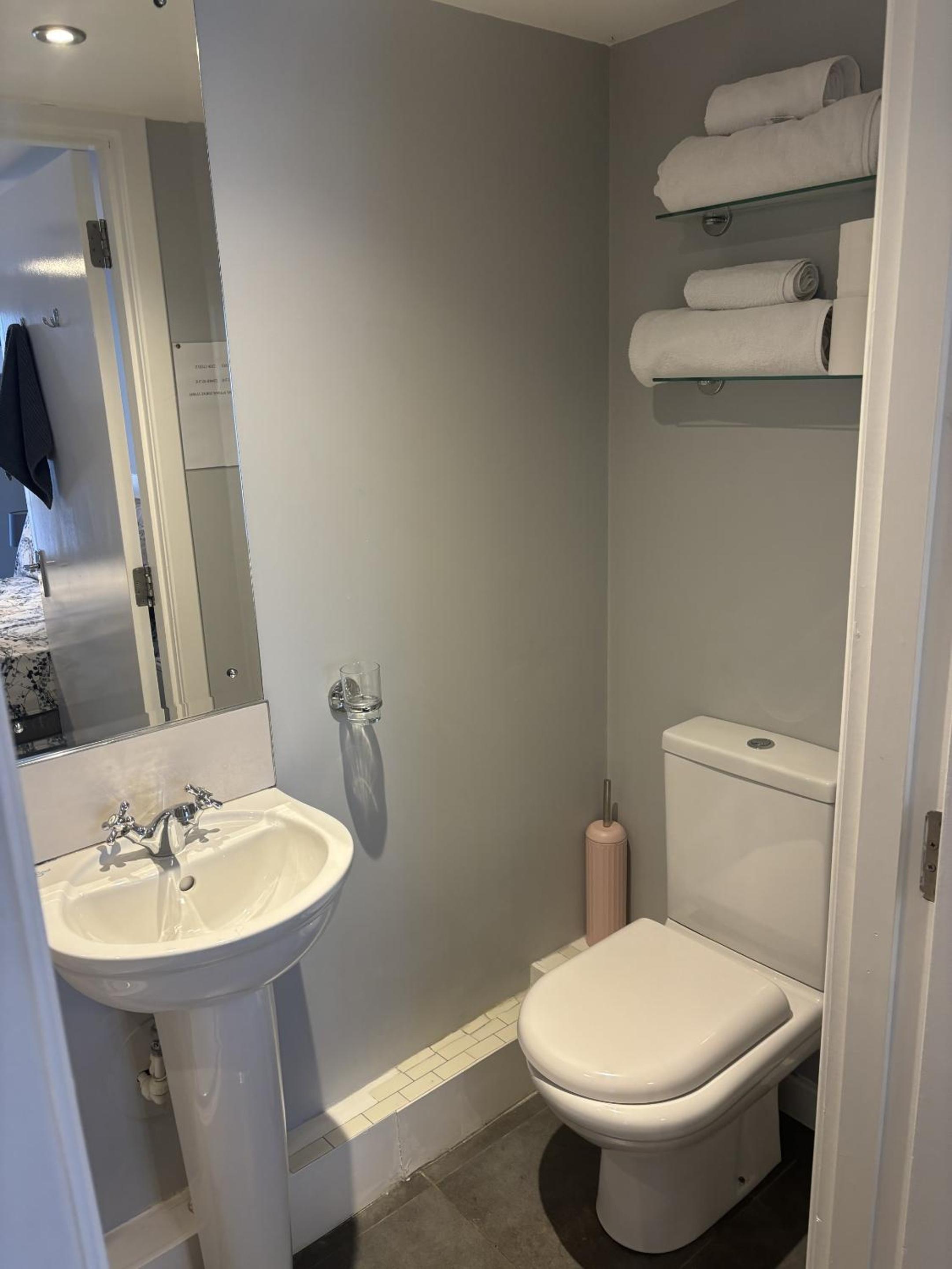Twin Room with Shower photo 2