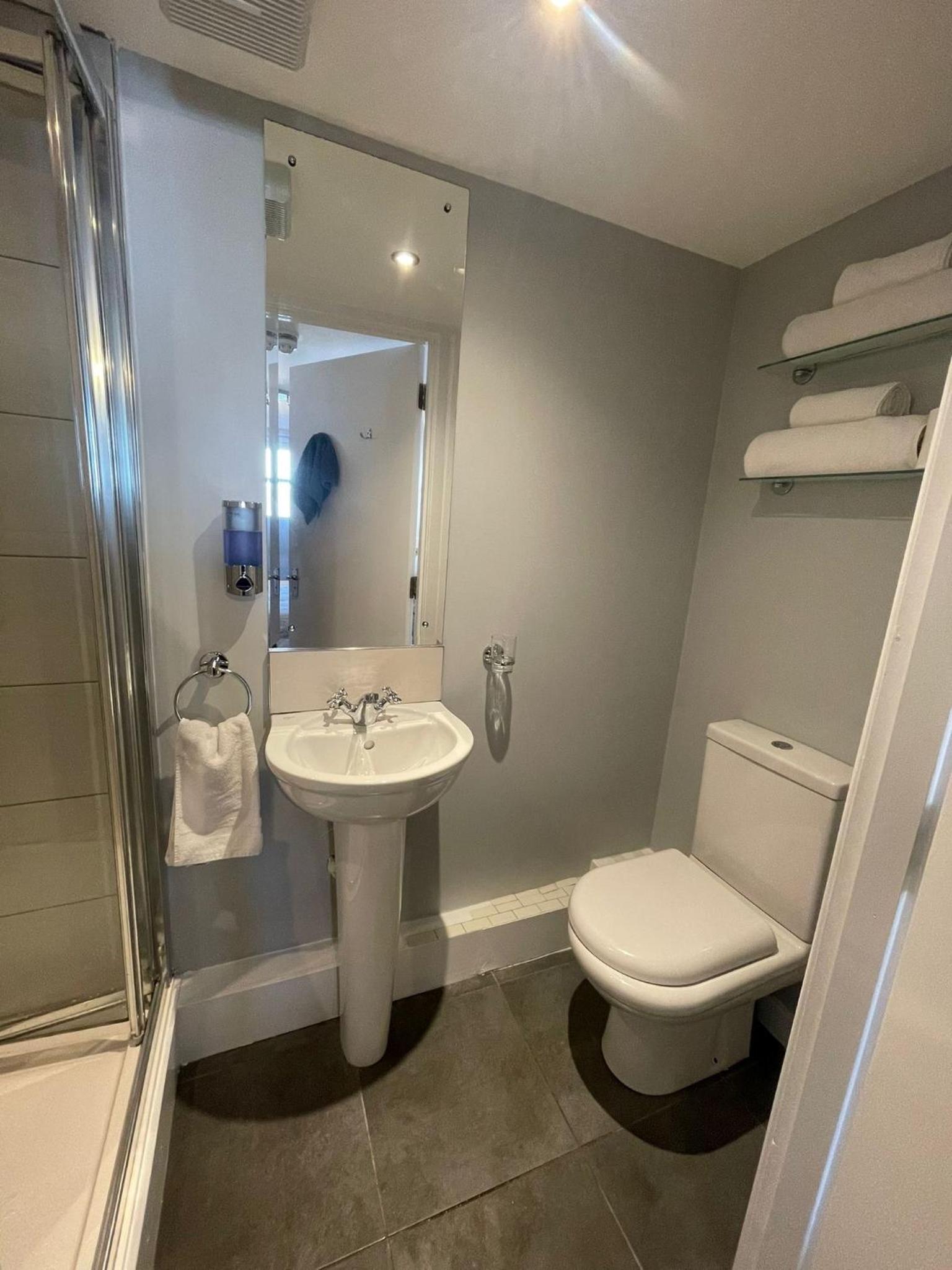 Double Room - Photo 5