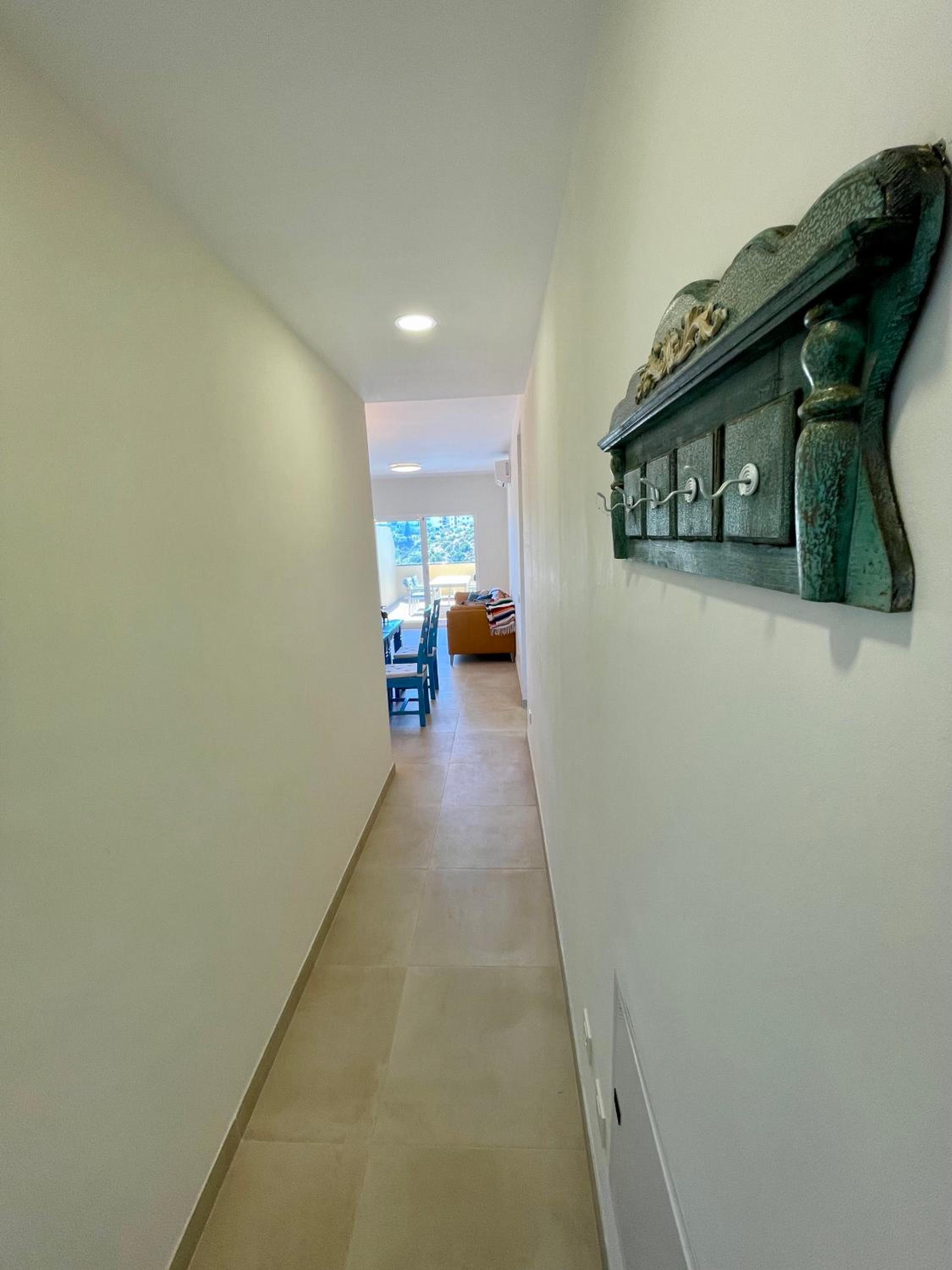 Apartamento de Dos Dormitorios con Vista a la Piscina
