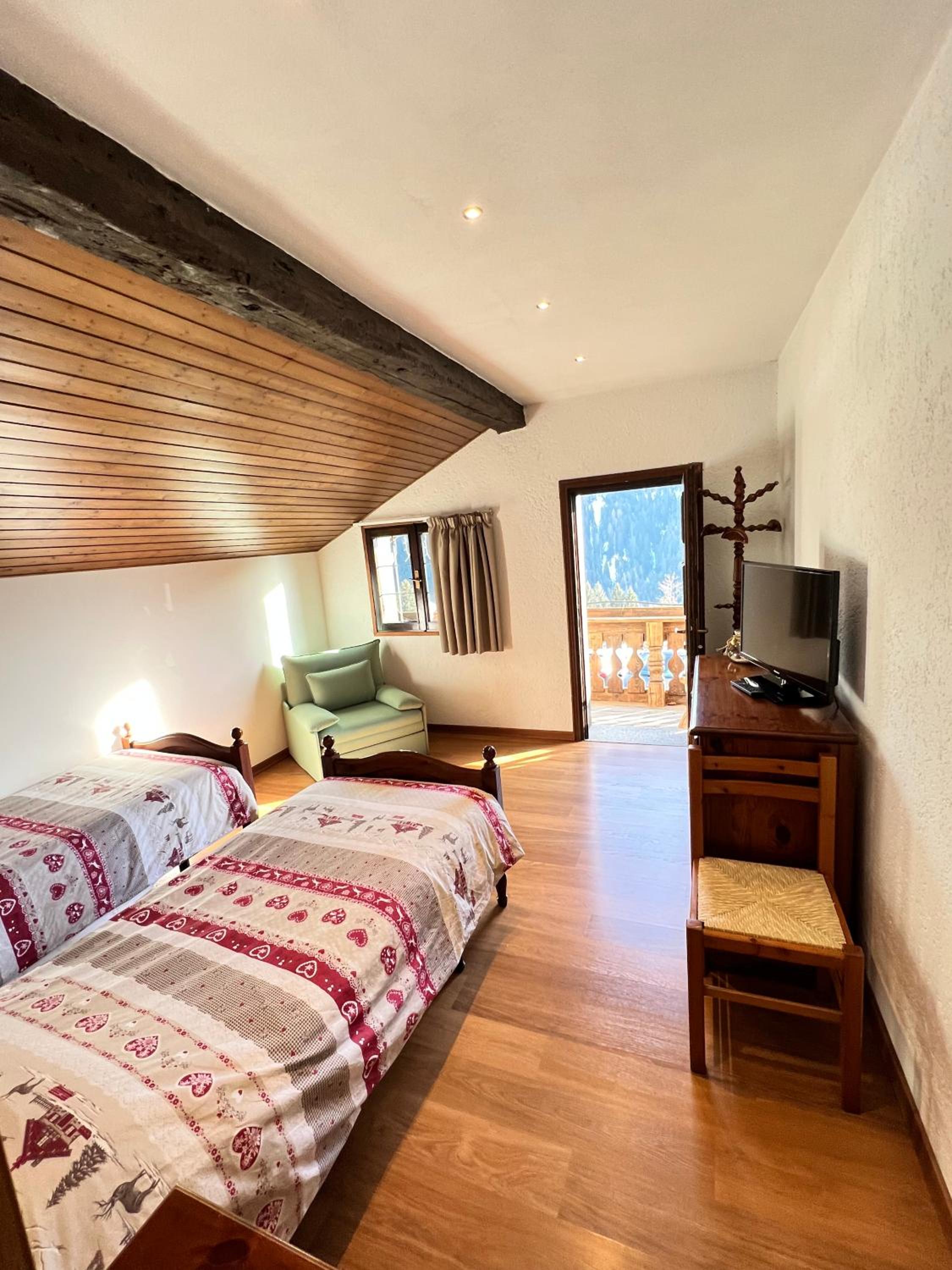 Quadruple Room with Mountain View - Photo 1