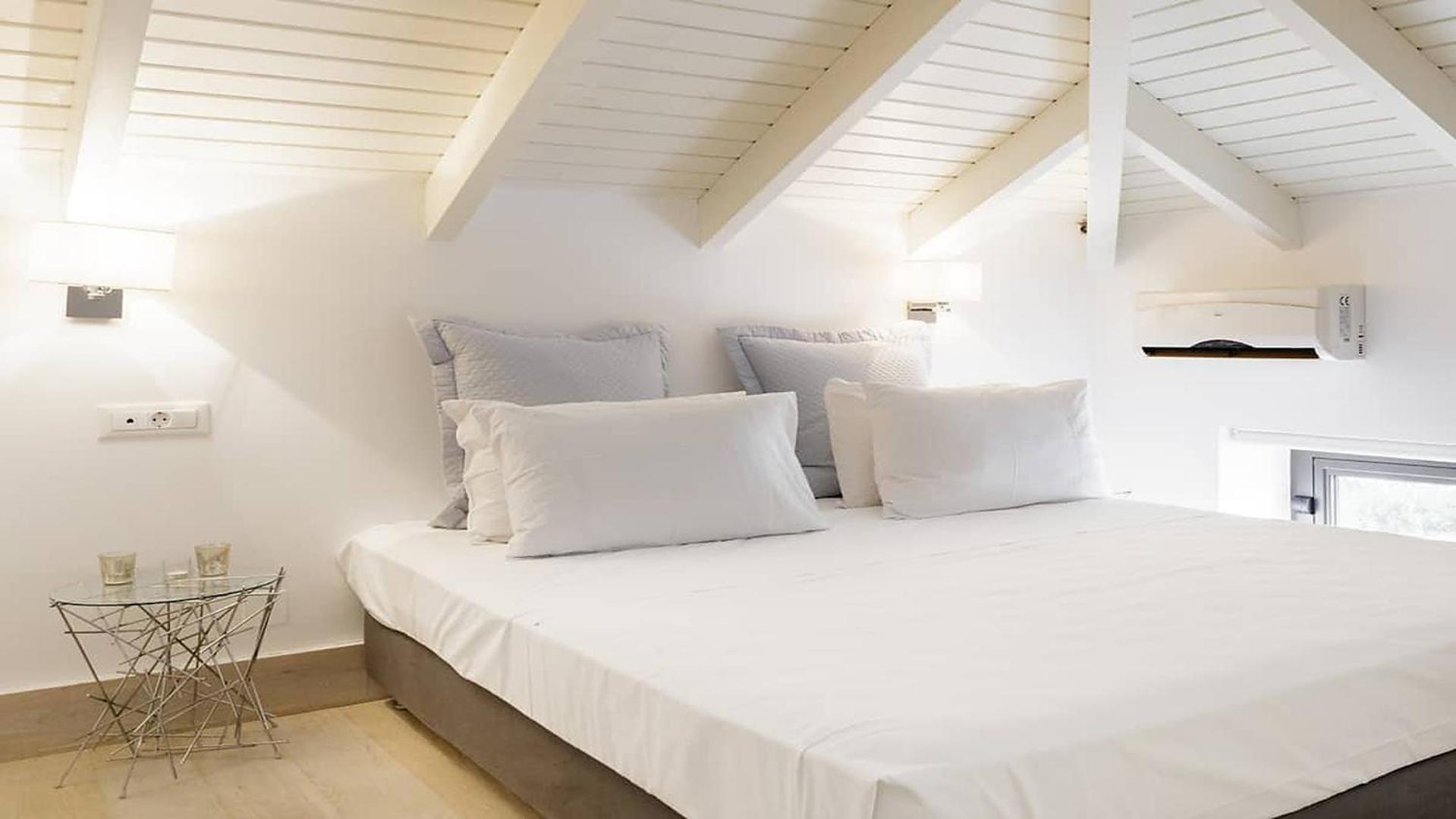 Deluxe Two-Bedroom Apartment - Split Level