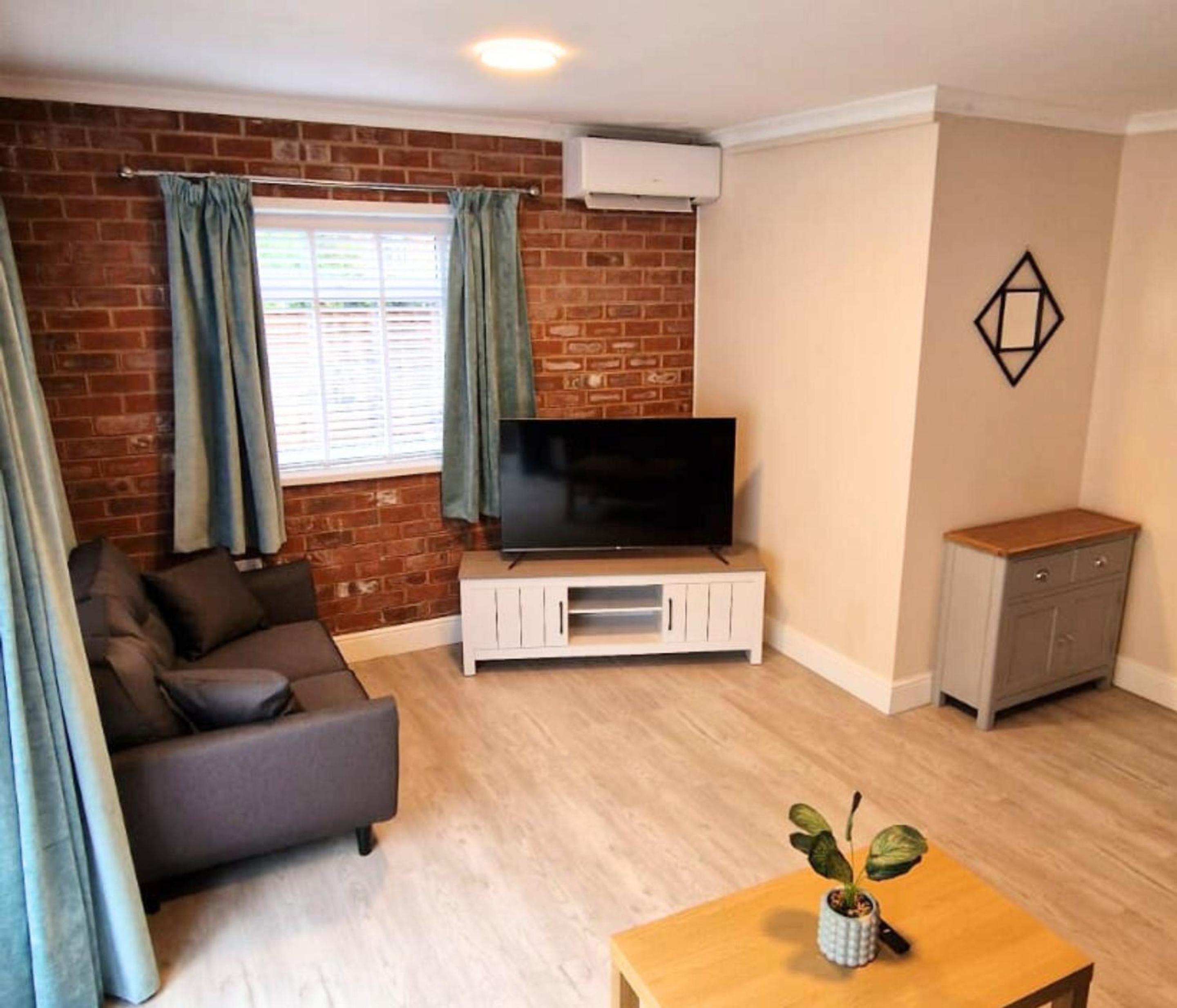 Deluxe One-Bedroom Apartment with Garden View photo 2