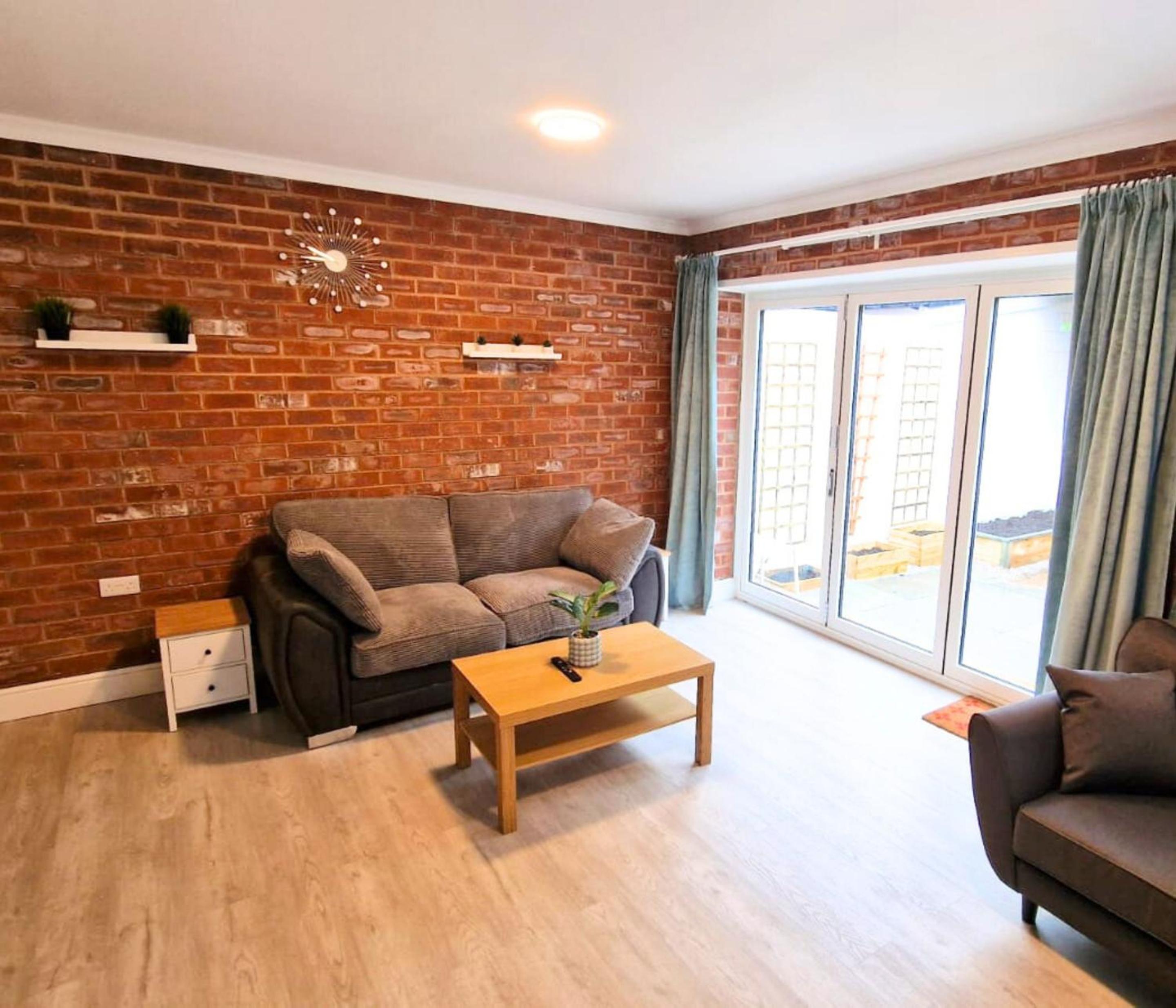 Deluxe One-Bedroom Apartment with Garden View photo 3