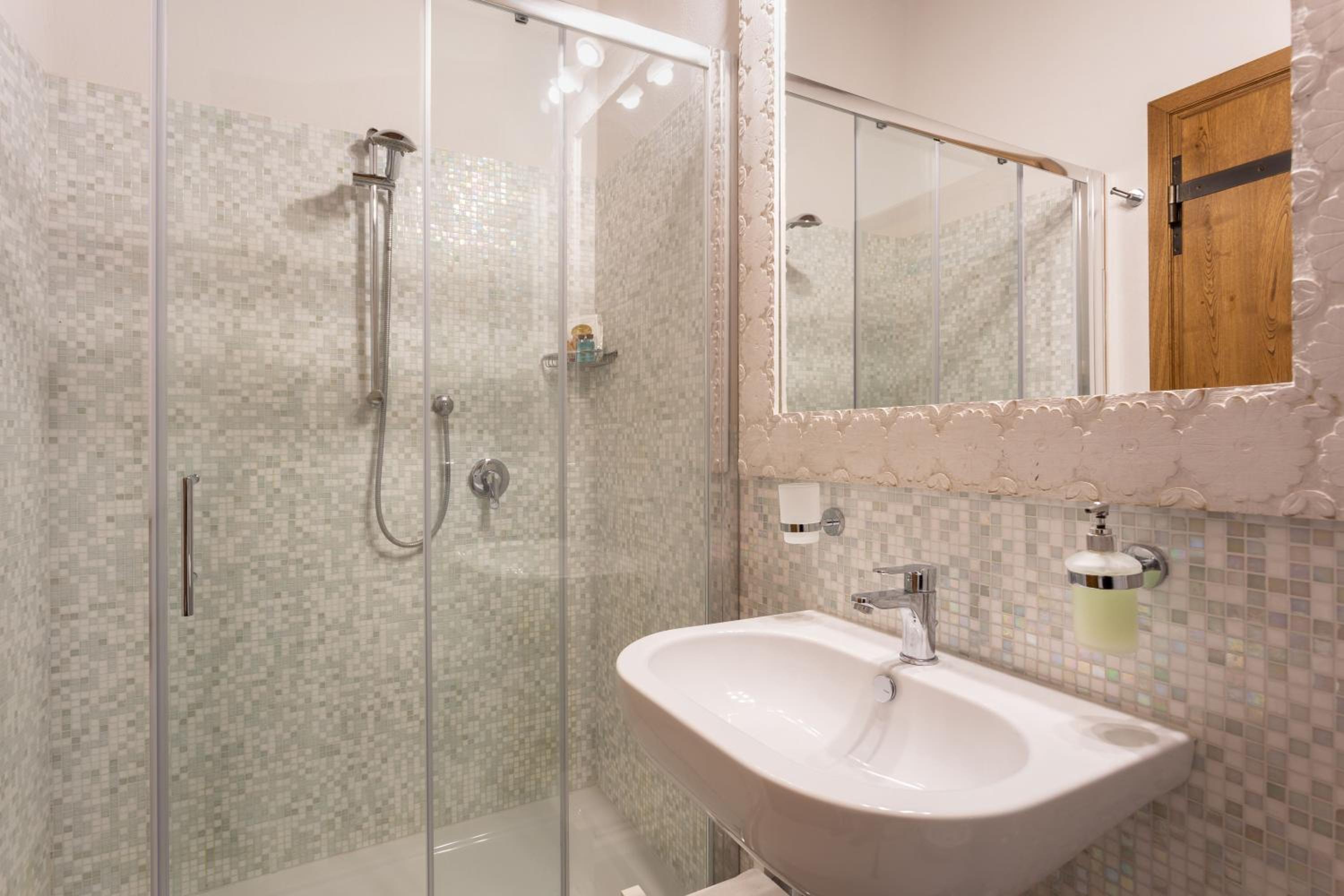 Double Room with Private Bathroom photo 2
