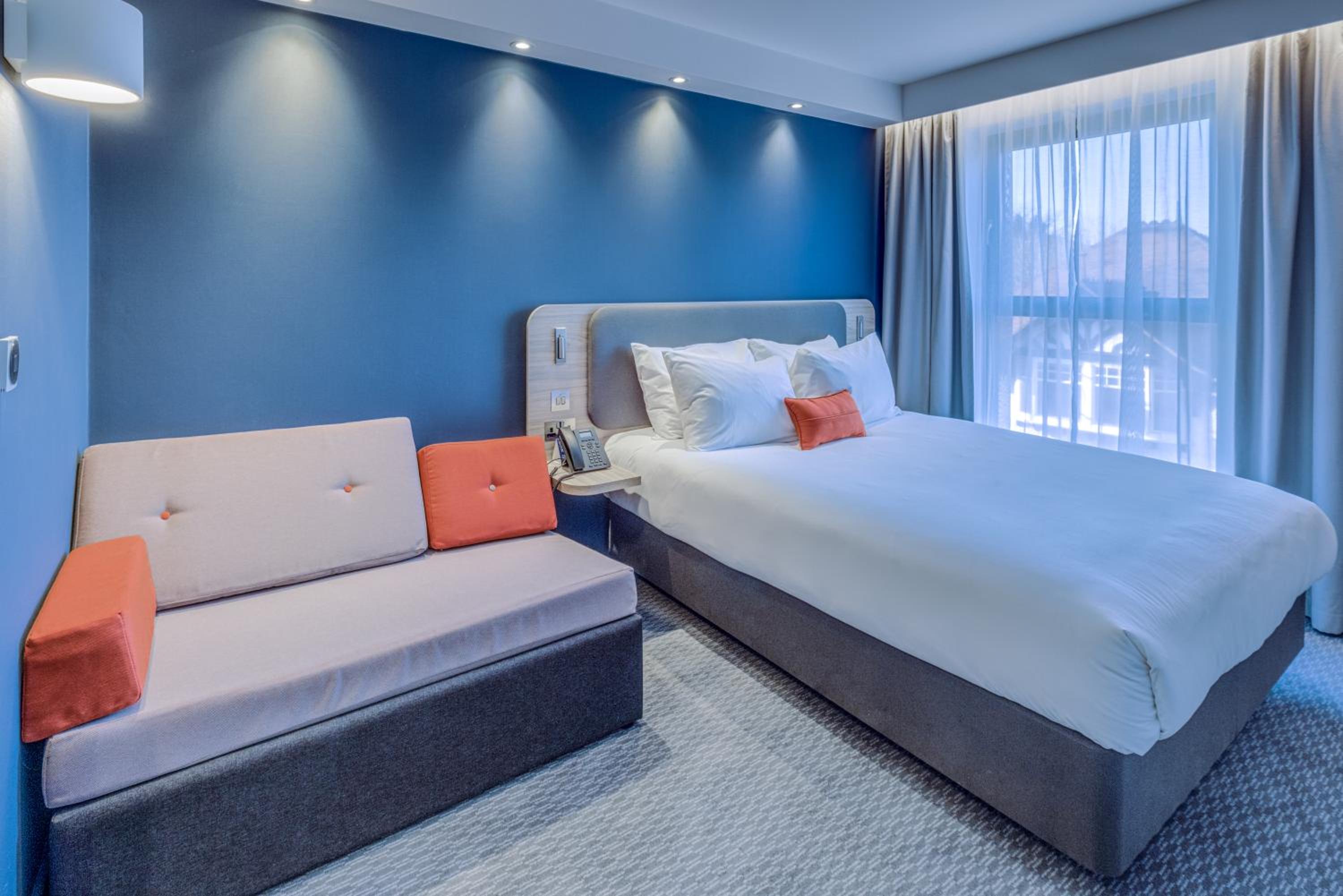 Standard Queen Room with Sofa Bed and Free Hot Breakfast - Photo 1