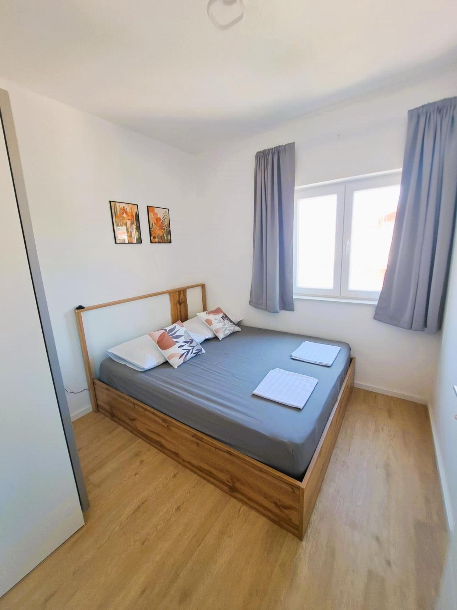 Deluxe One-Bedroom Apartment with Harbor View