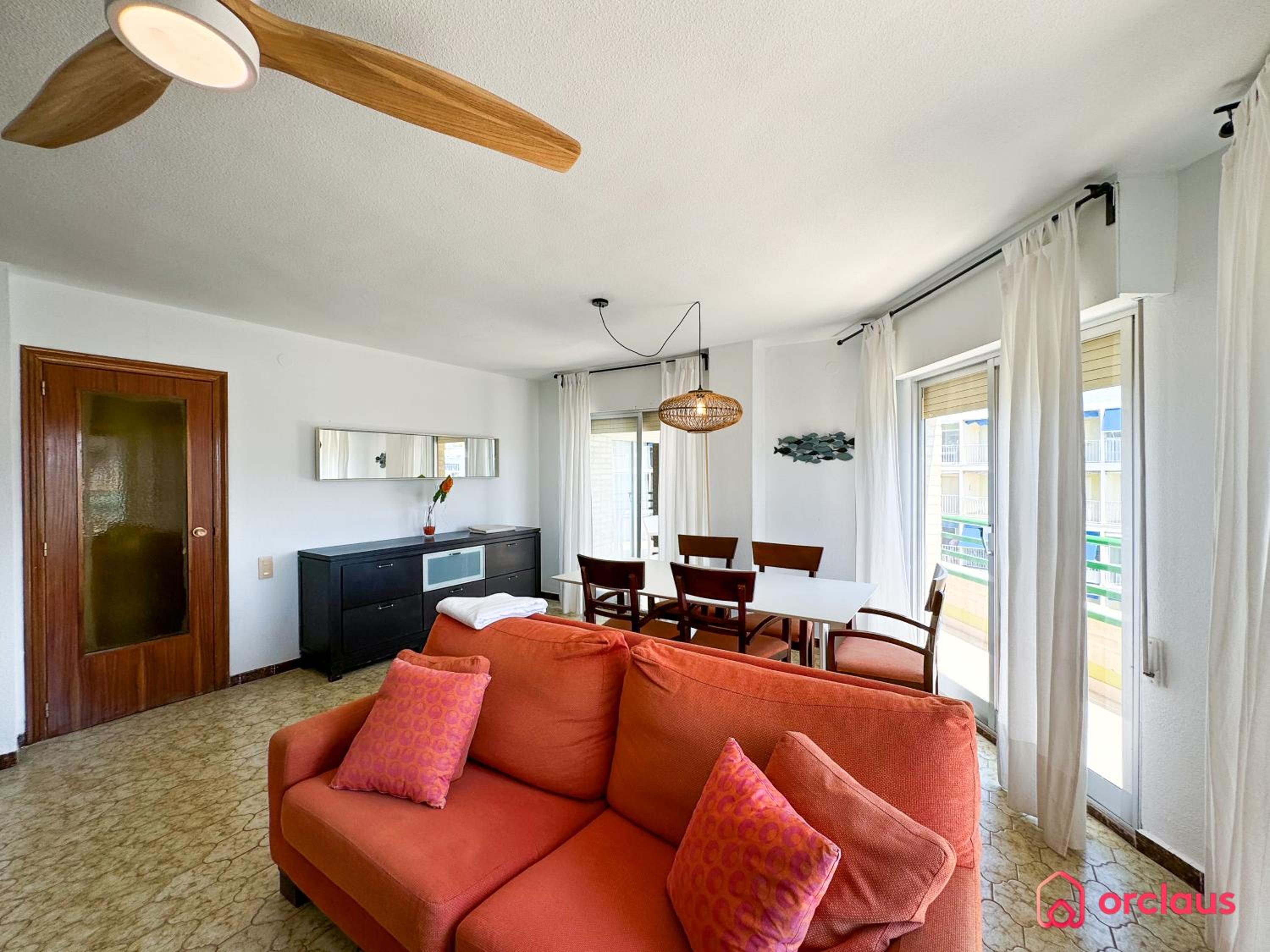 Apartamento de dos habitaciones con terraza y vista al mar