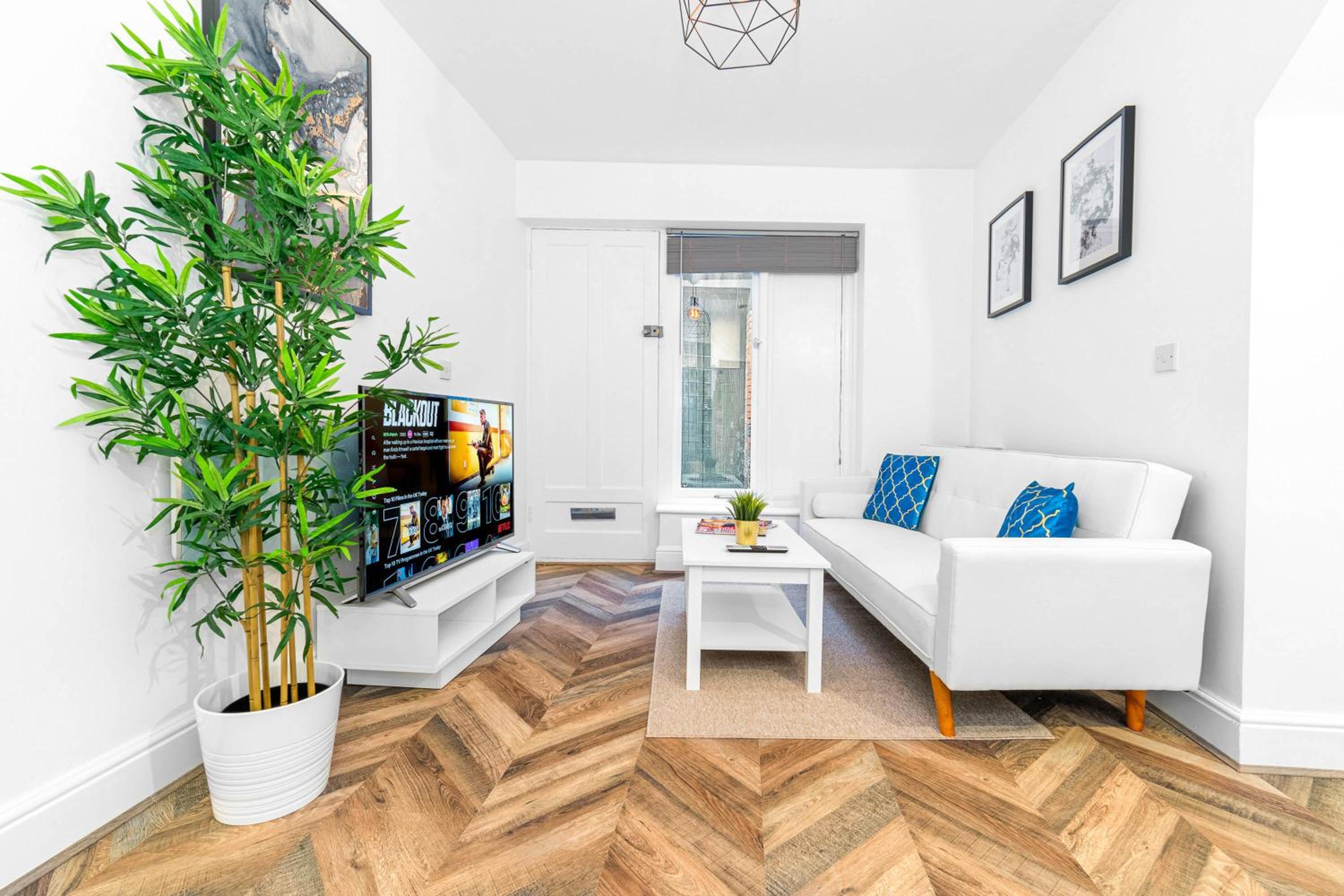 One-Bedroom Apartment photo 1