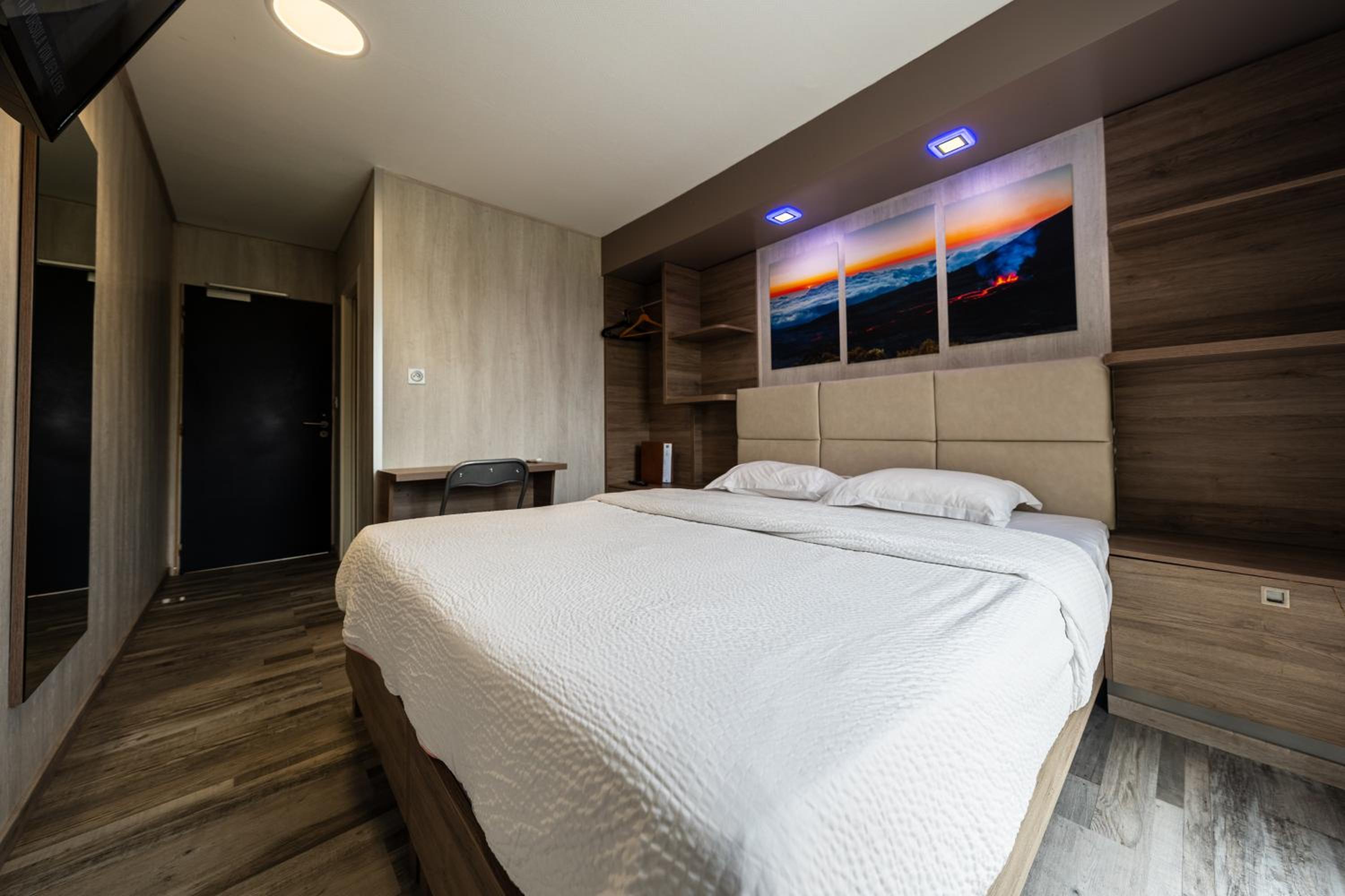 Deluxe King Room photo 3