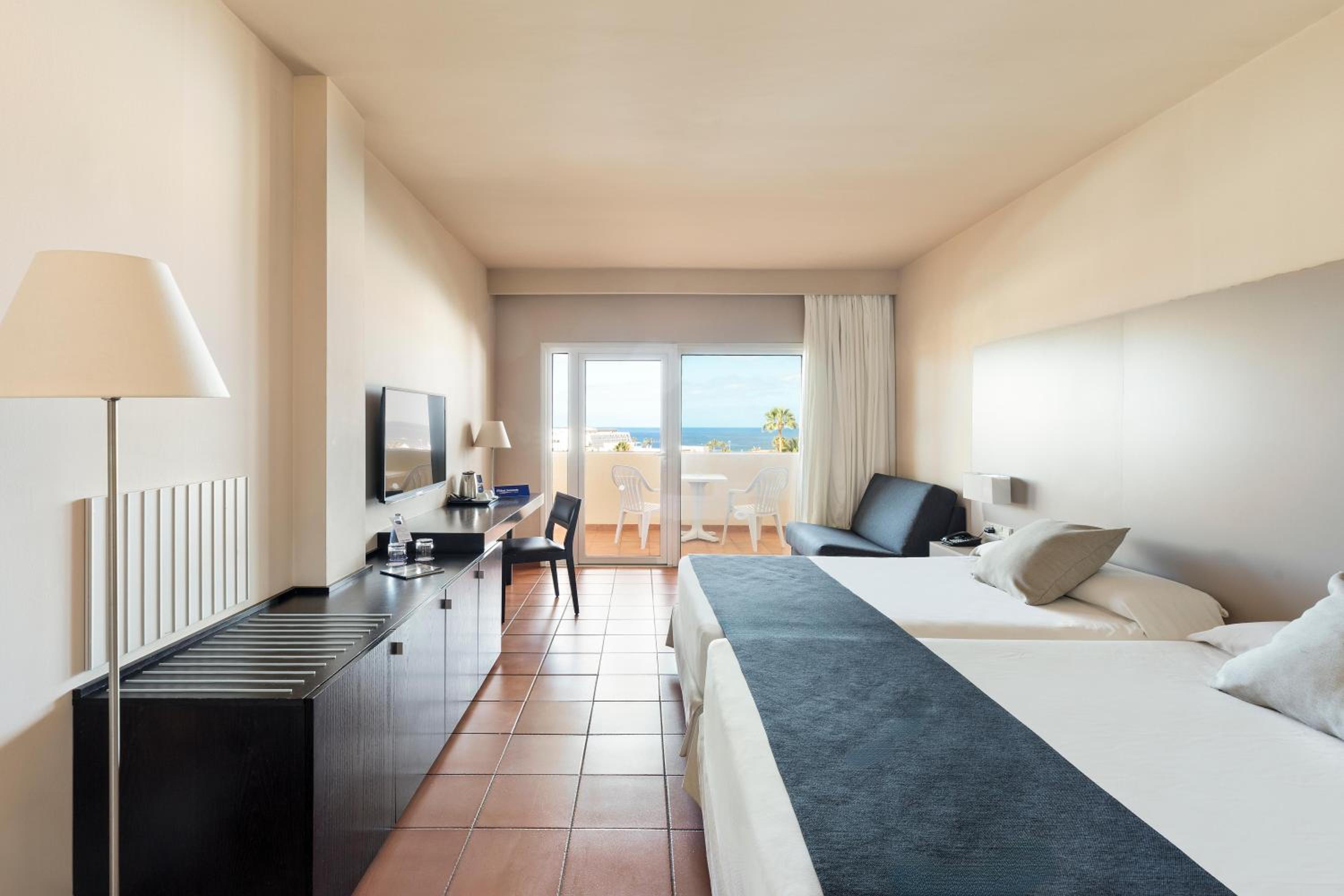 Habitación Doble con Balcón (2 adultos + 1 niño)