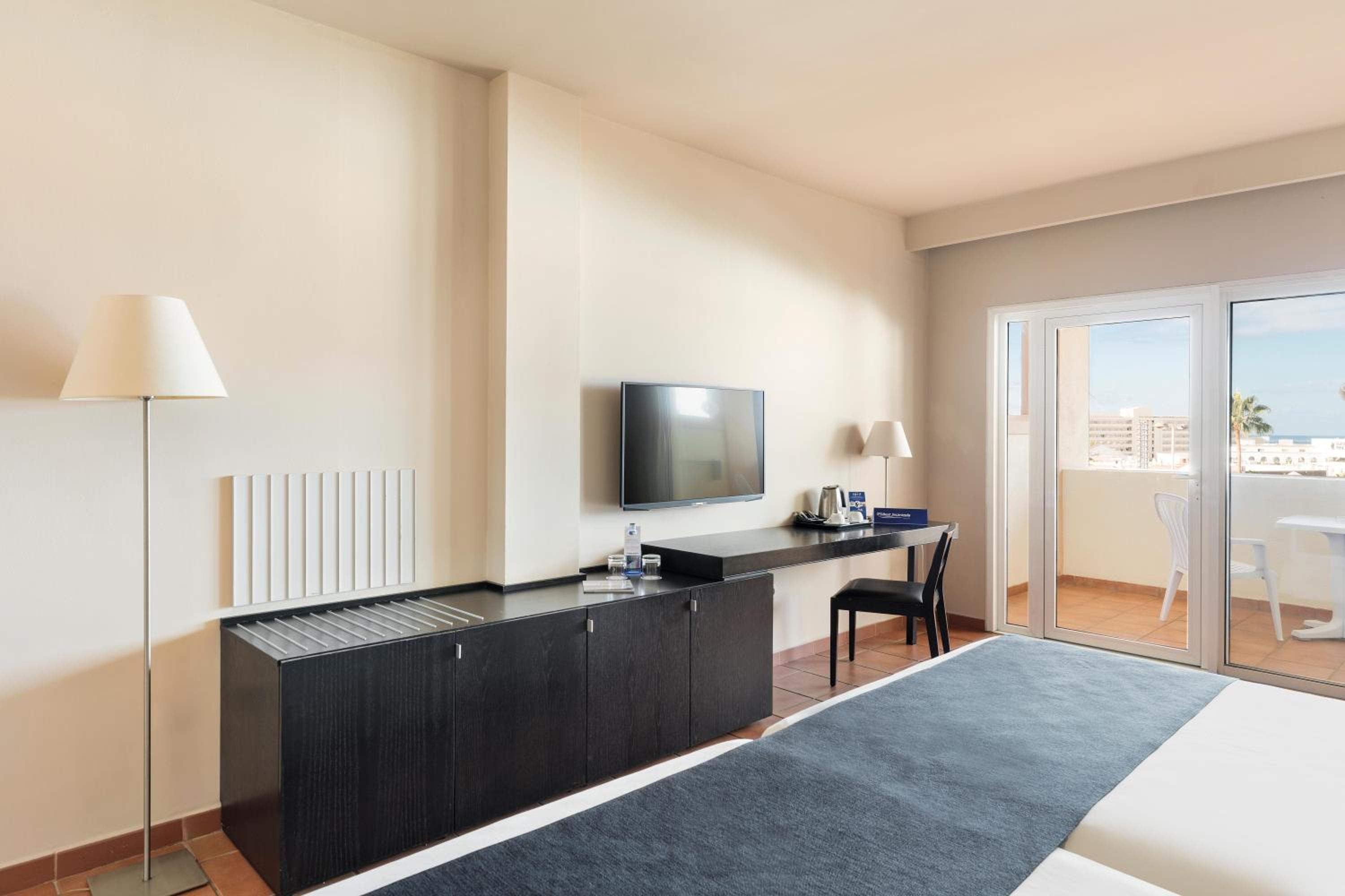 Double Room with Balcony (3 Adults) photo 2