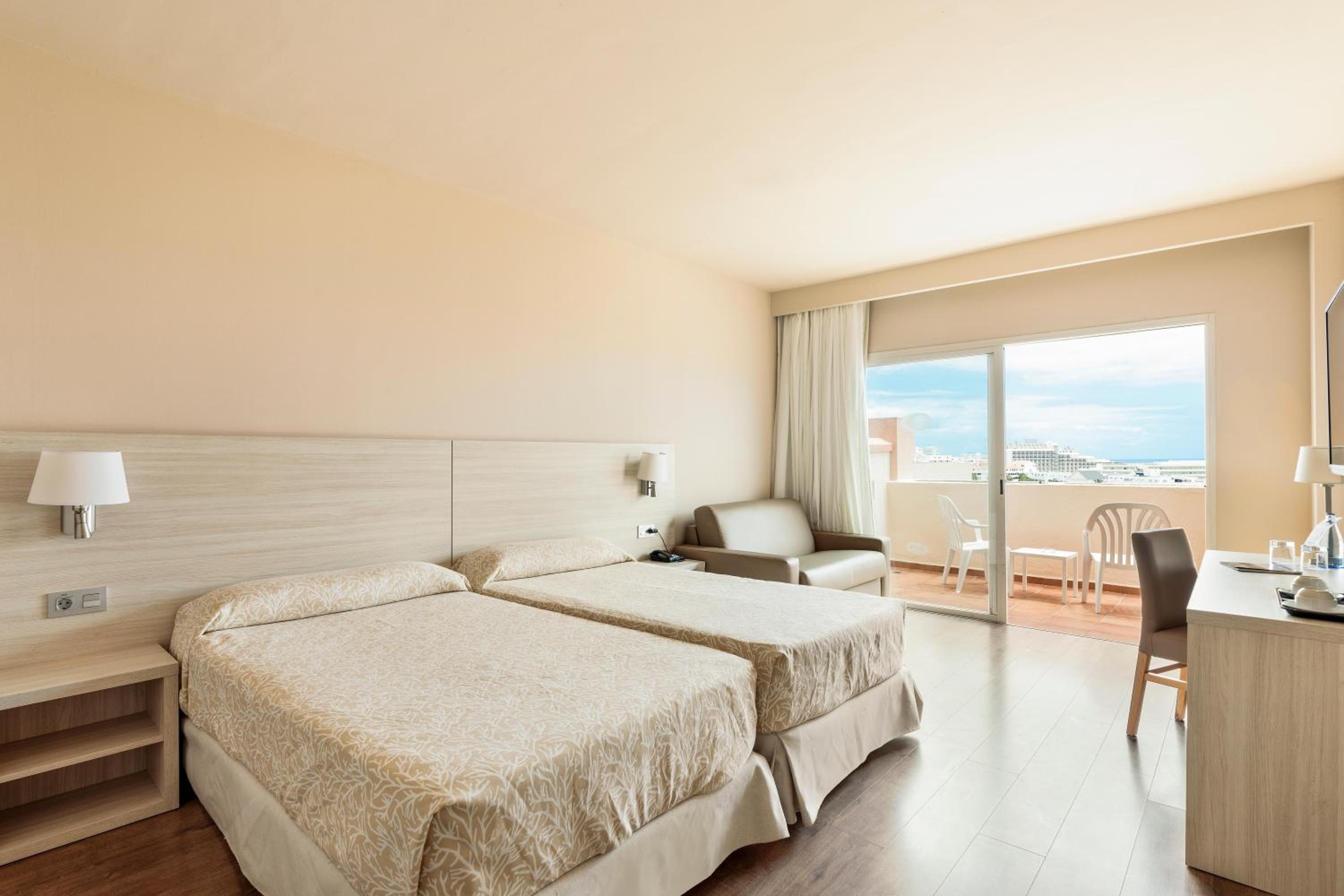 Habitación Doble con Vista a la Piscina