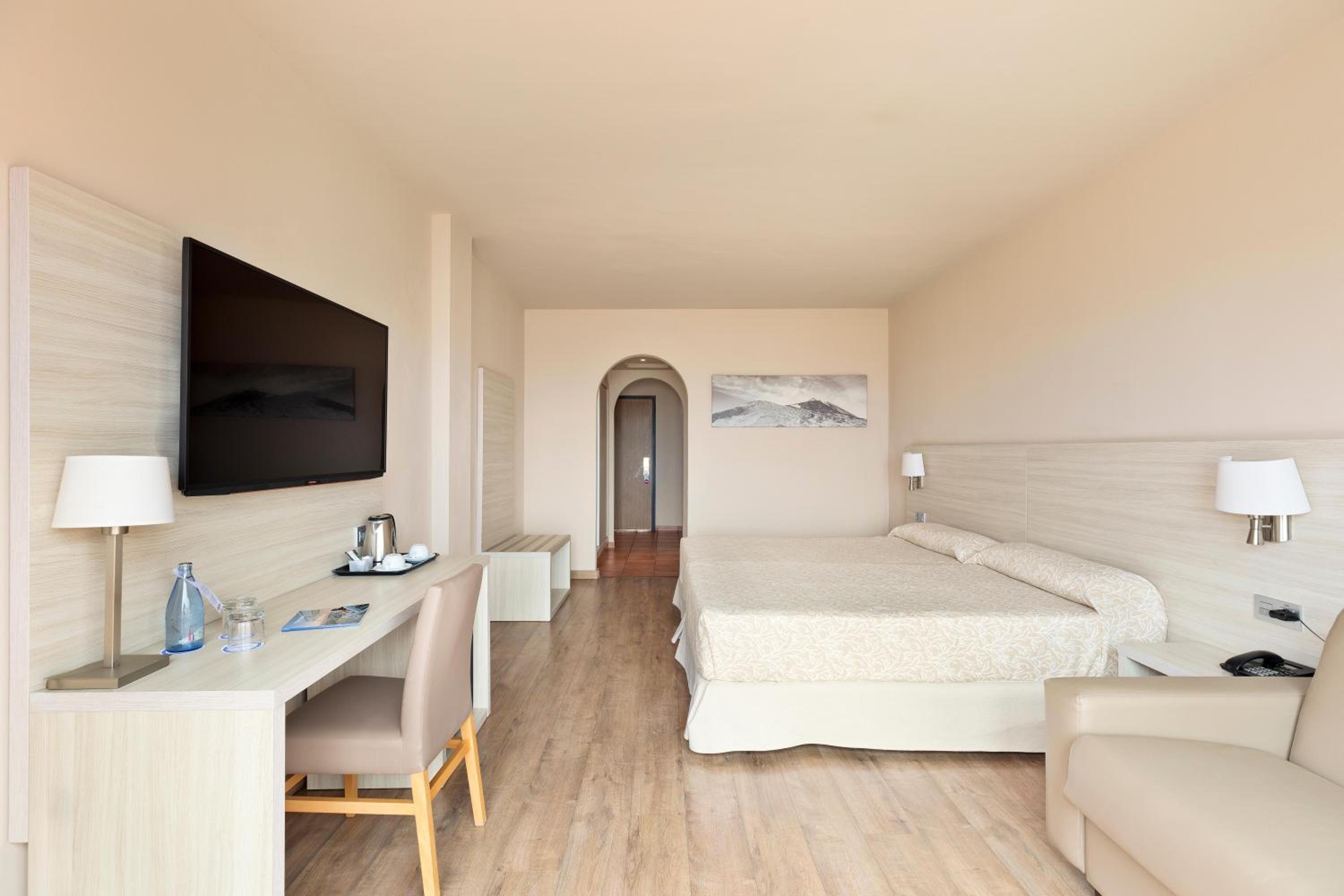 Double Room with Pool View photo 3
