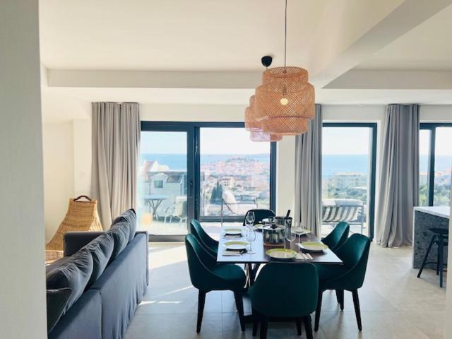 Deluxe Two-Bedroom Apartment with Terrace and Sea View  photo 3