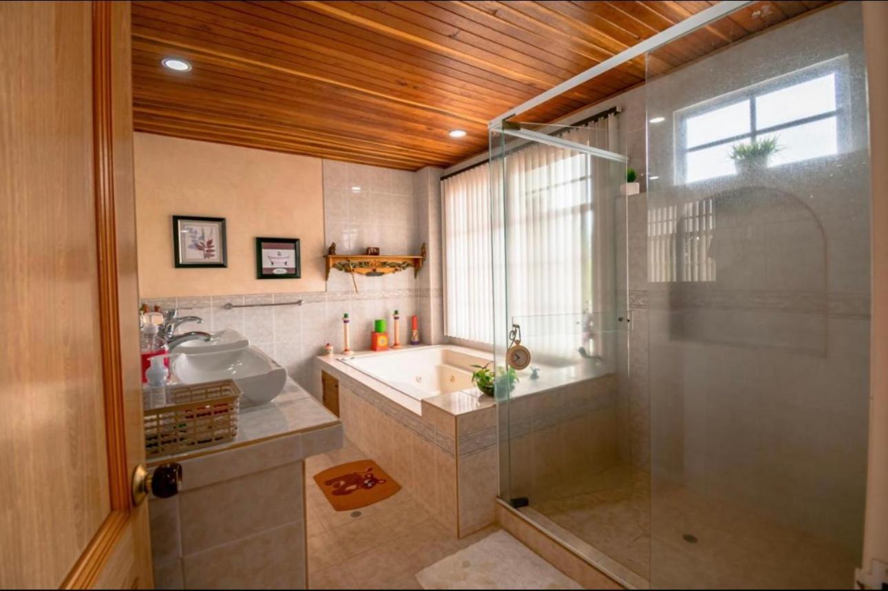 Four-Bedroom House photo 2