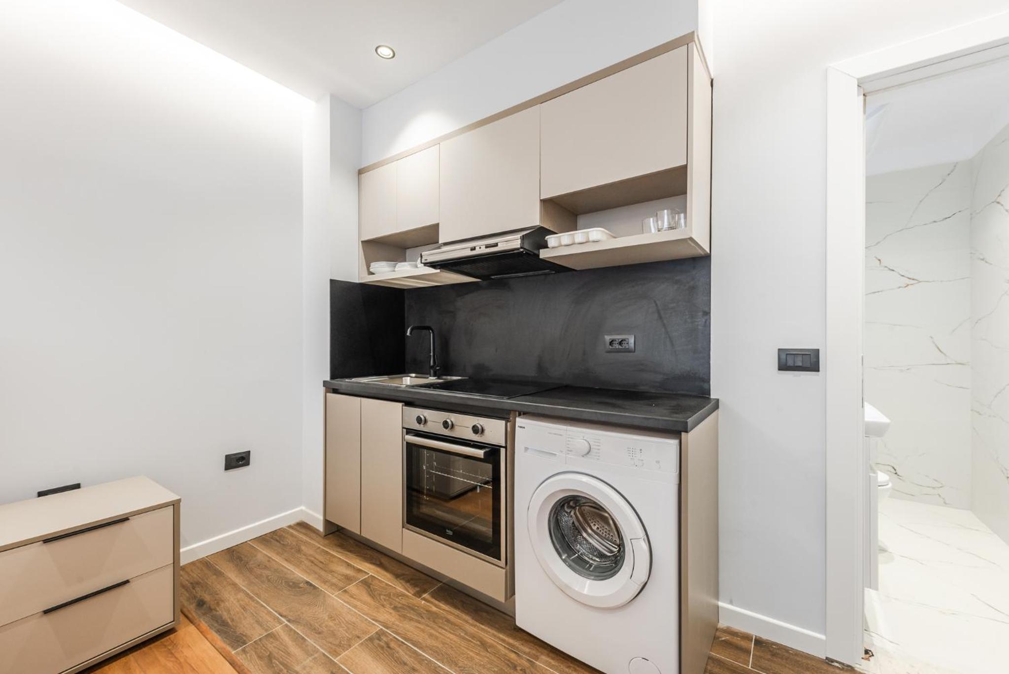 Studio Apartment with Balcony photo 3