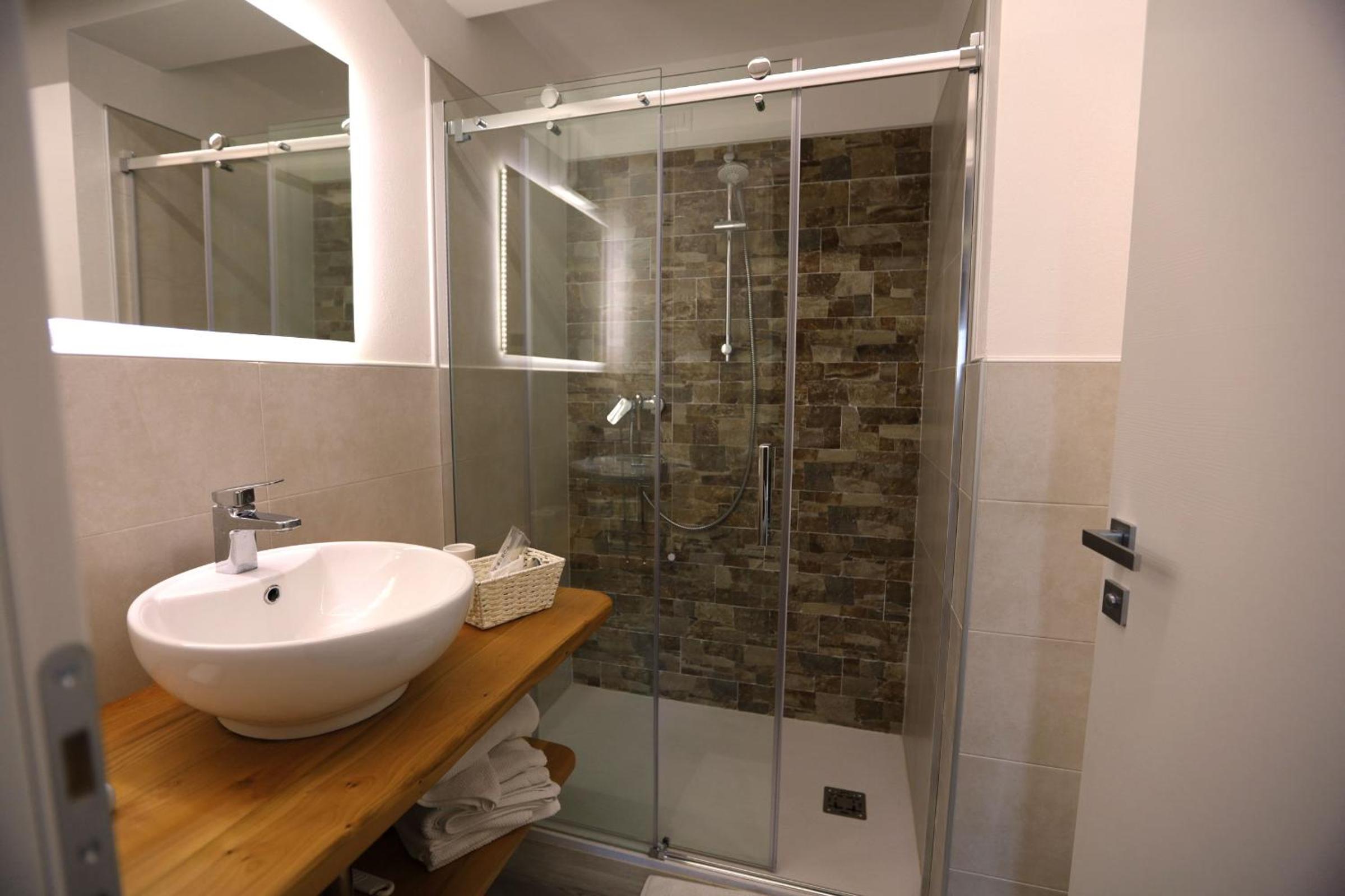 Deluxe Double Room with Balcony photo 2