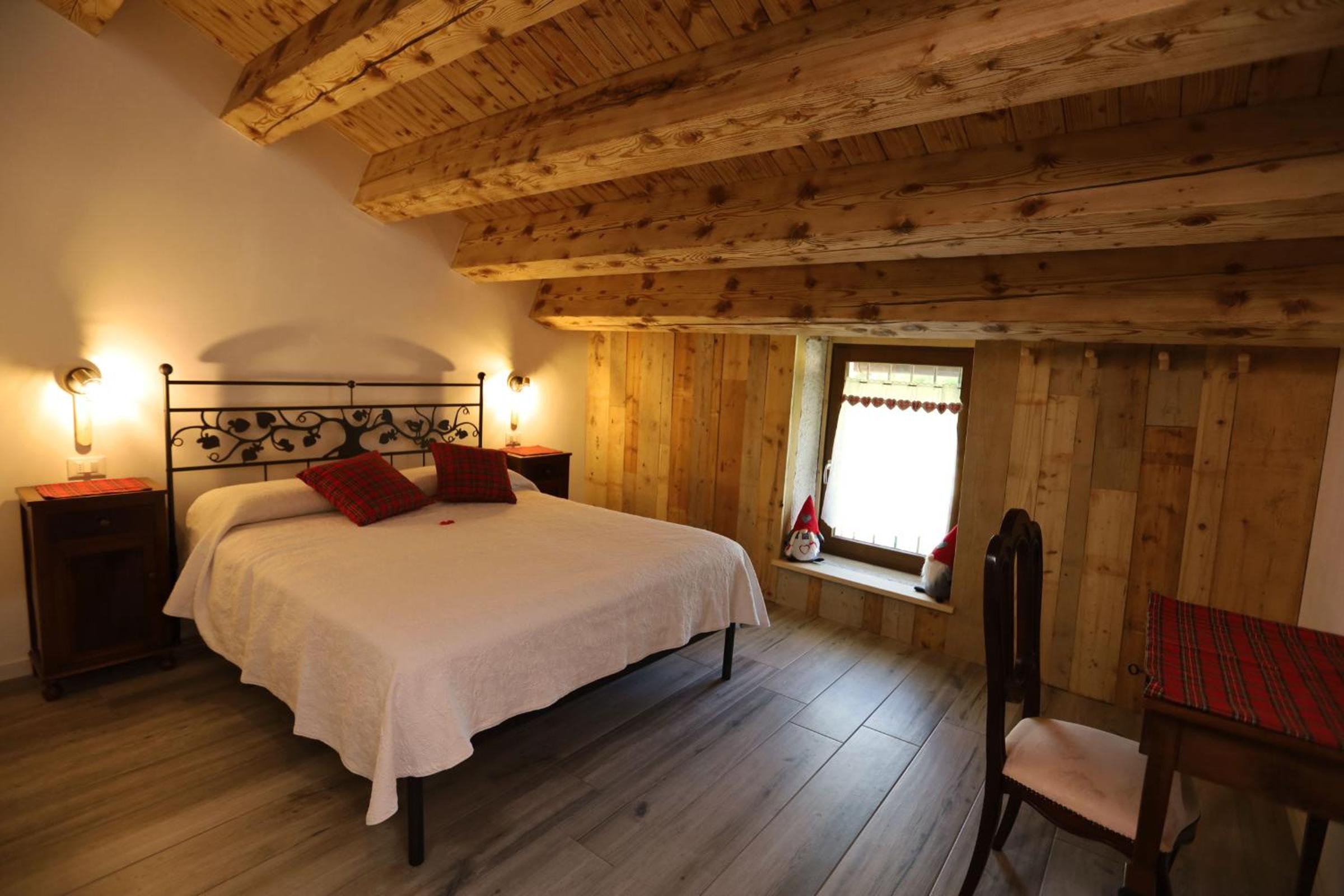 Deluxe Double Room (2 Adults + 1 Child)