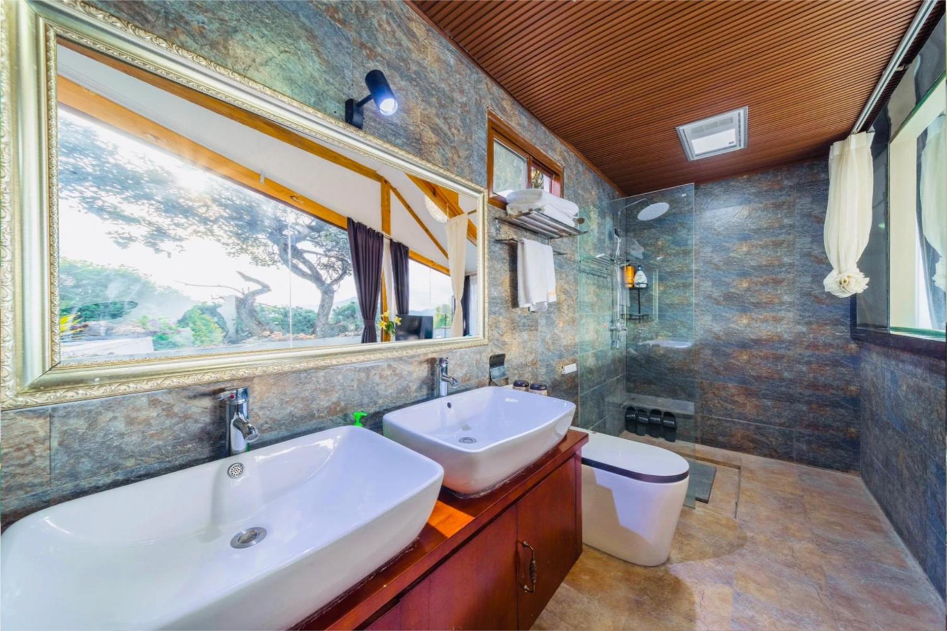 Queen Suite photo 3