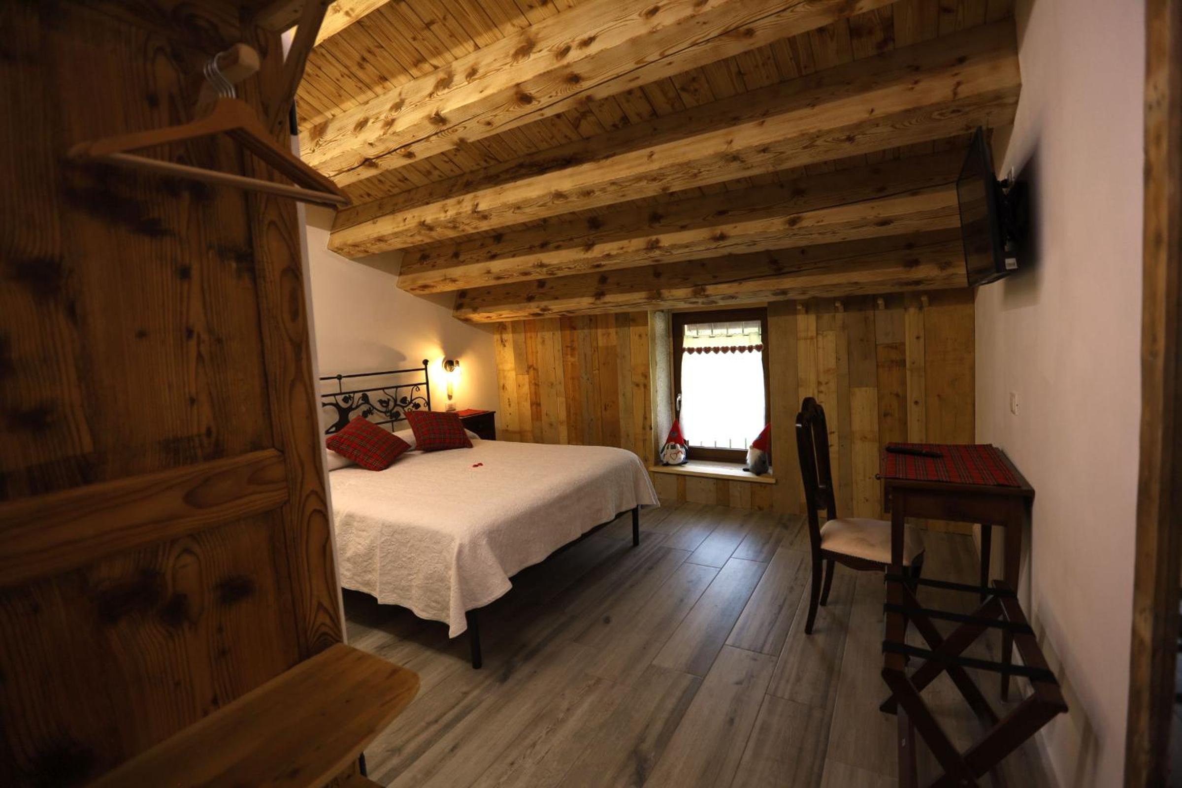 Deluxe Double Room (2 Adults + 1 Child) photo 3