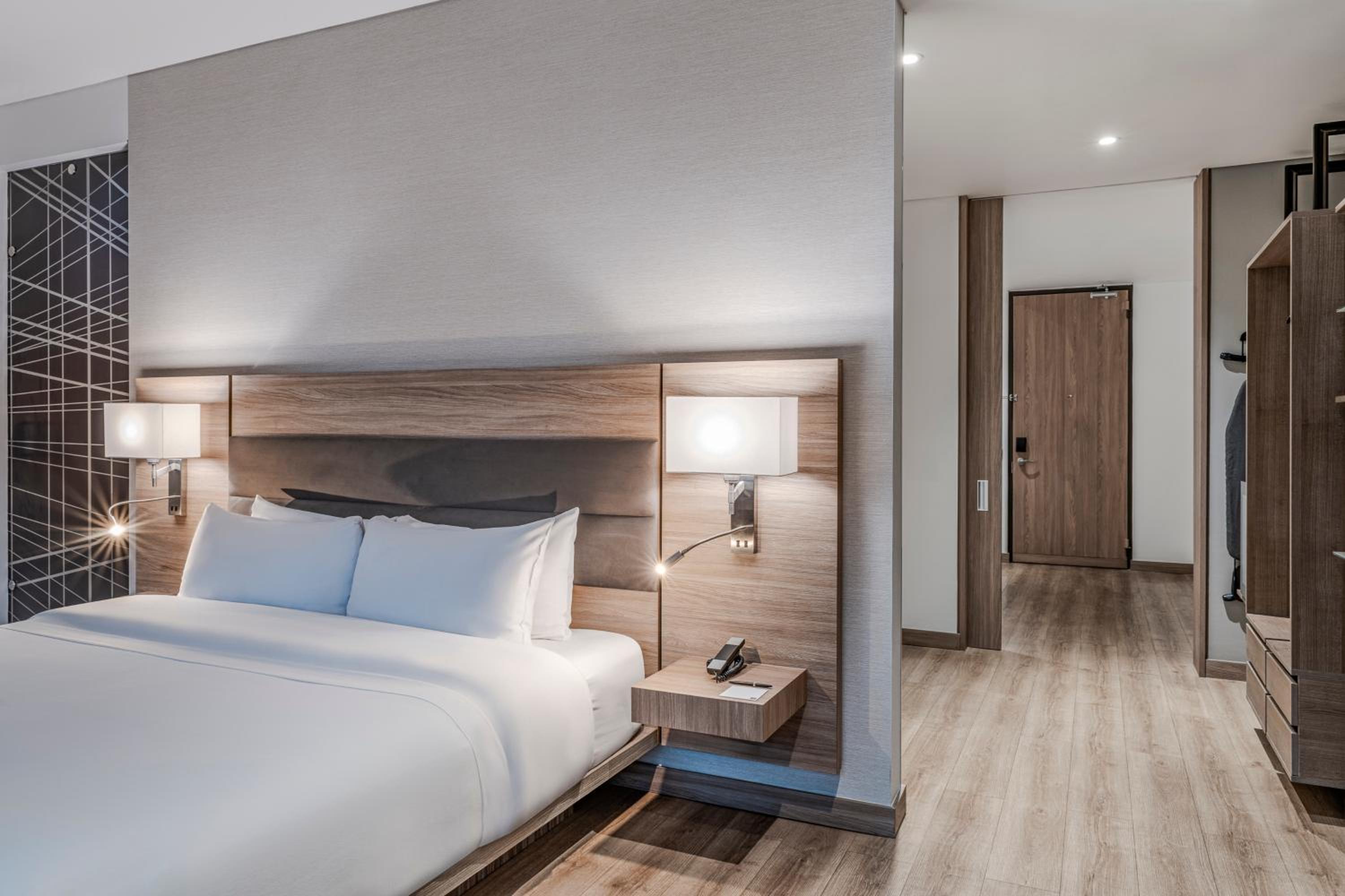 1 Bedroom Suite, 1 King, Alternate bed: sofa bed photo 1
