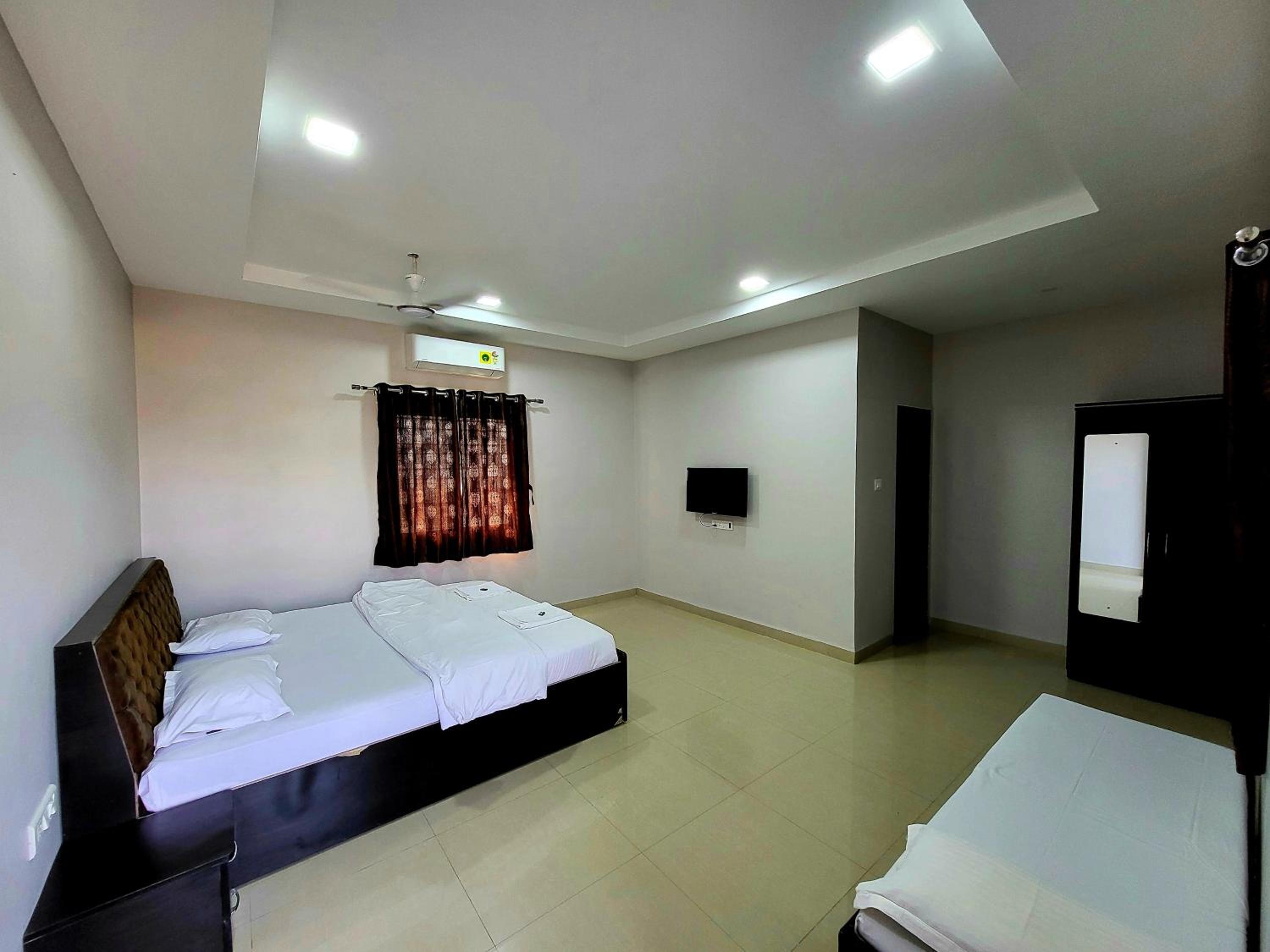 Deluxe Double Room (2 Adults + 1 Child)