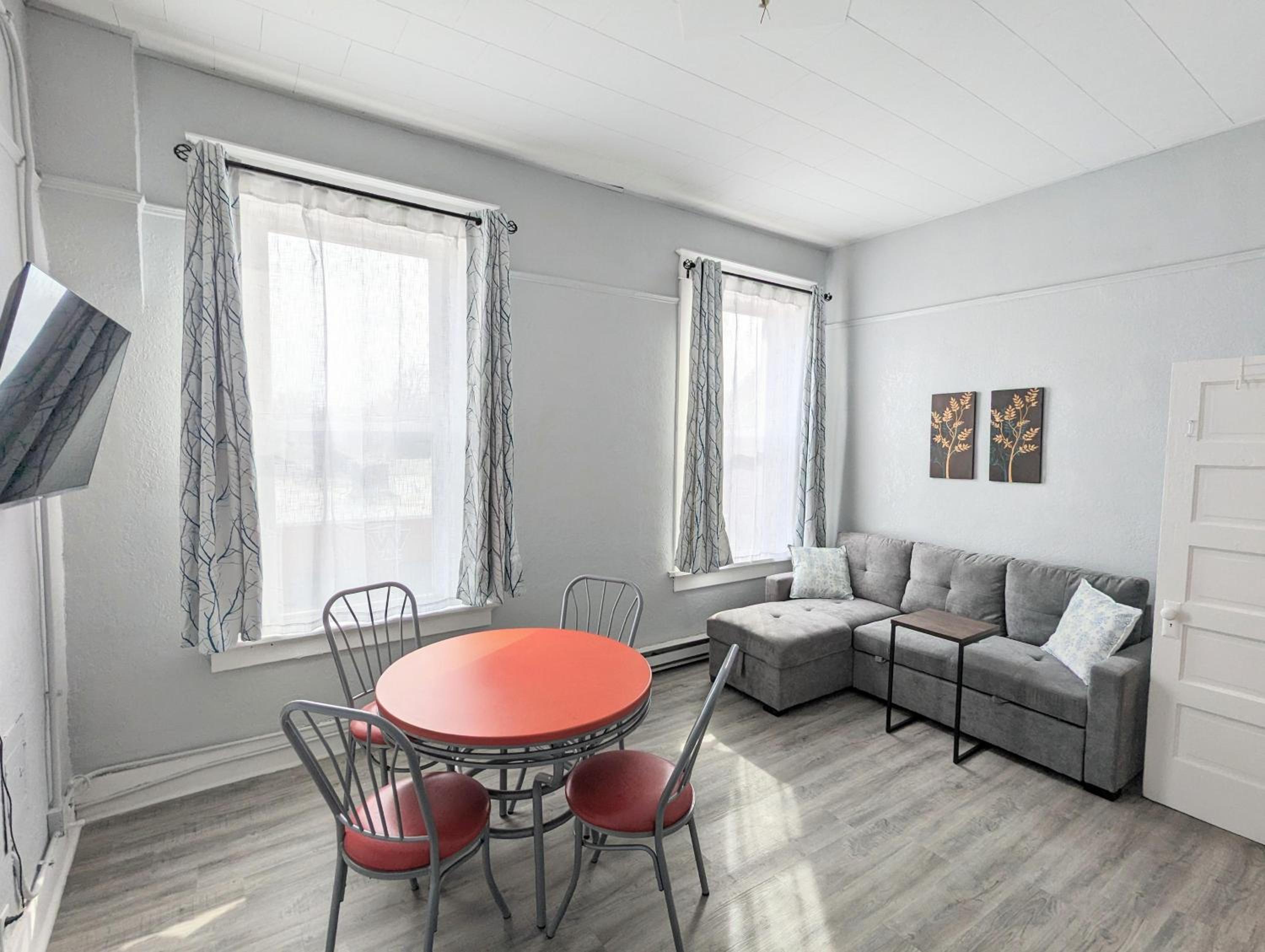 One-Bedroom Apartment - Non-Smoking photo 1