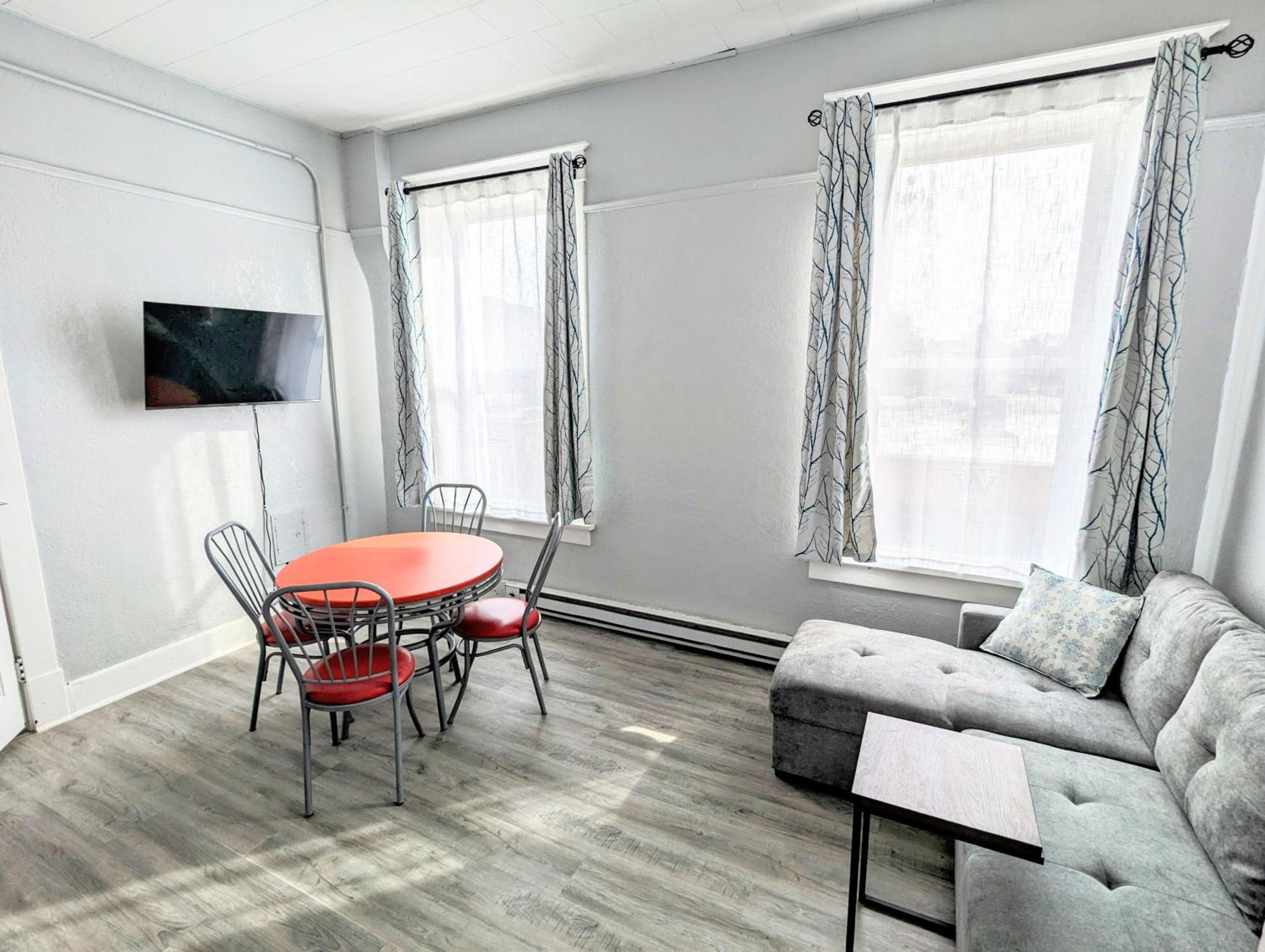 One-Bedroom Apartment - Non-Smoking photo 2